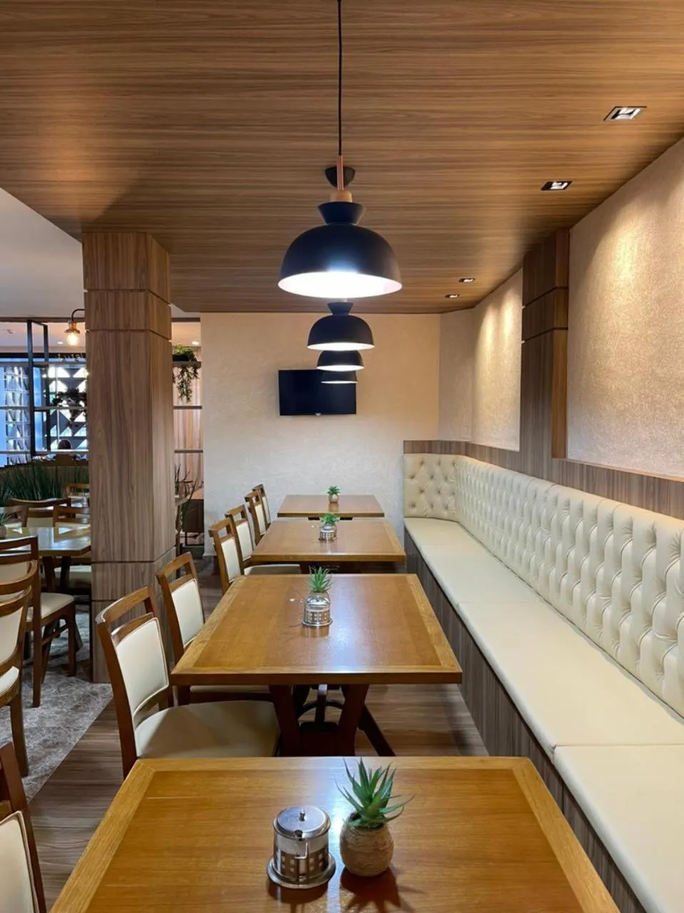 Restaurant/places to eat in Arca's Executive Hotel