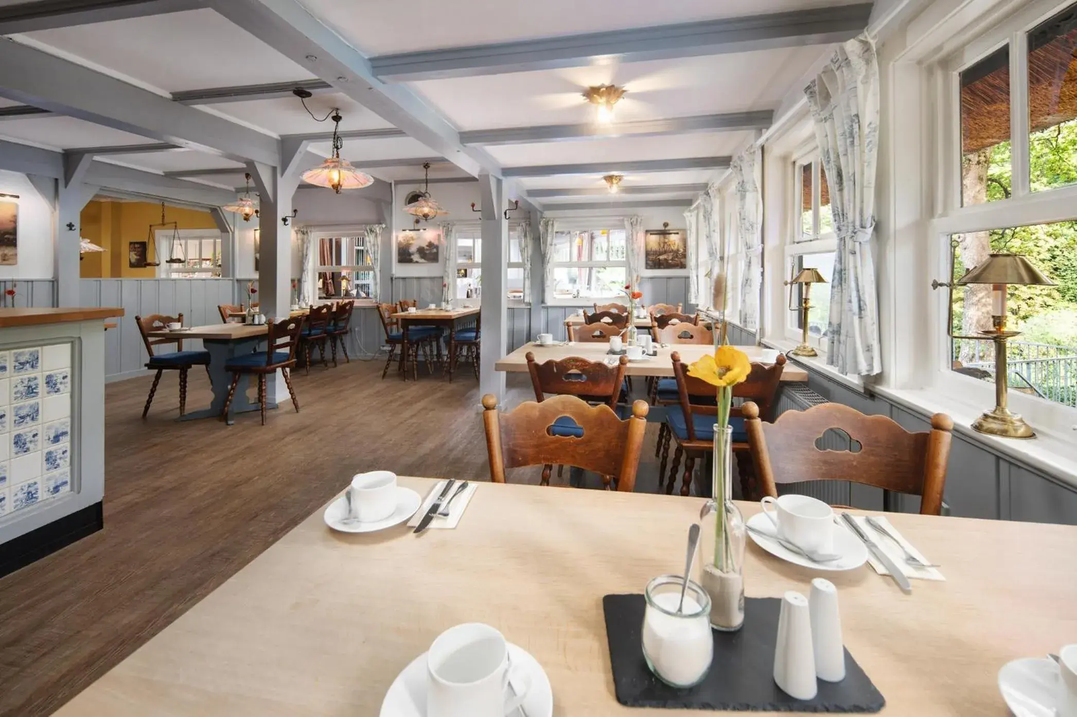 Restaurant/places to eat in Kleinhuis Hotel Mellingburger Schleuse Restaurant/places to eat in Kleinhuis Hotel Mellingburger Schleuse