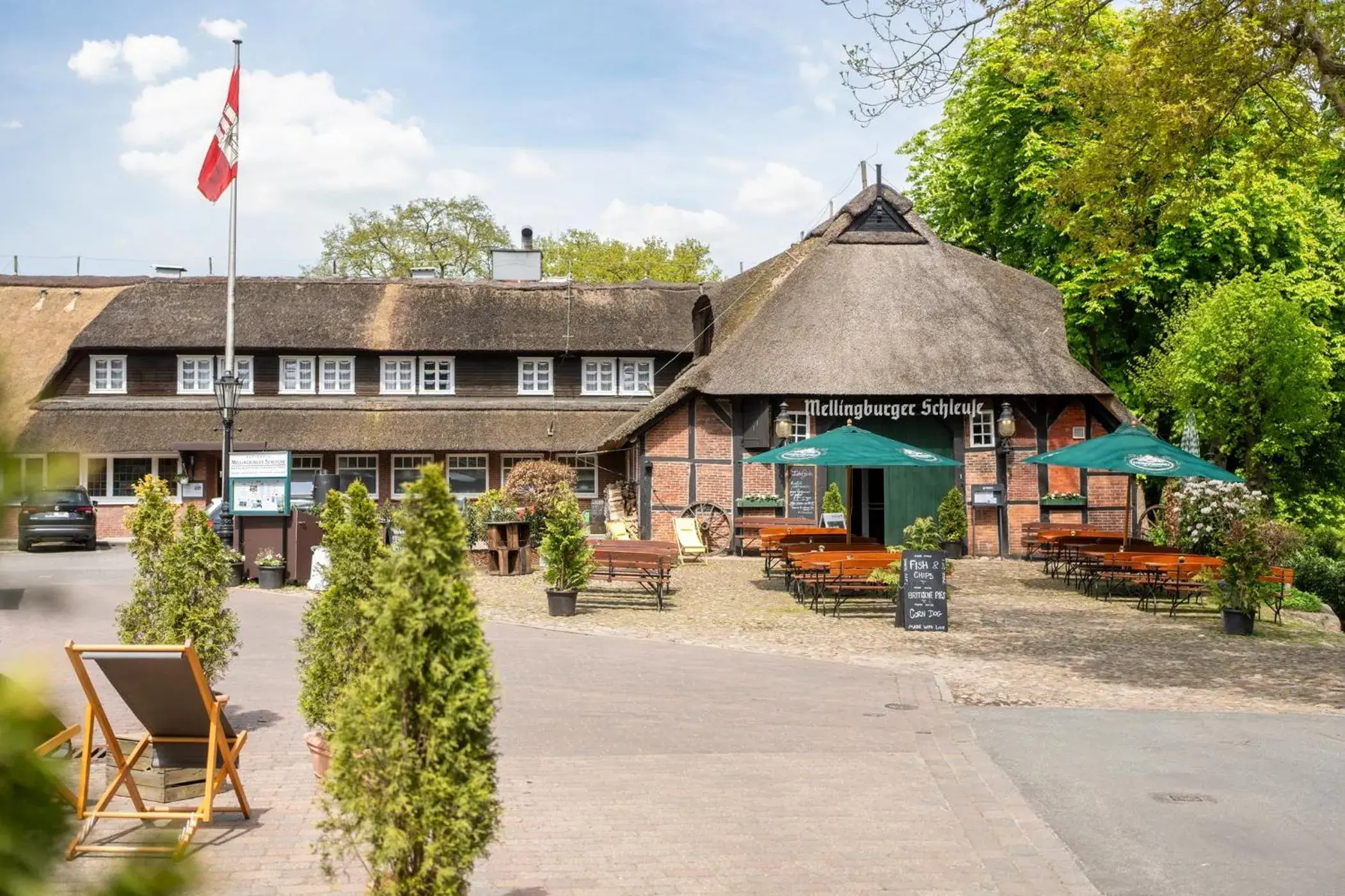 Property building in Kleinhuis Hotel Mellingburger Schleuse Property building in Kleinhuis Hotel Mellingburger Schleuse