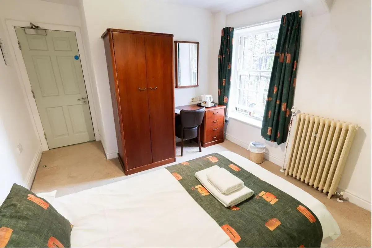 Single Room with Garden View - single occupancy in Whalley Abbey - B&B and Retreat House Single Room with Garden View - single occupancy in Whalley Abbey - B&B and Retreat House