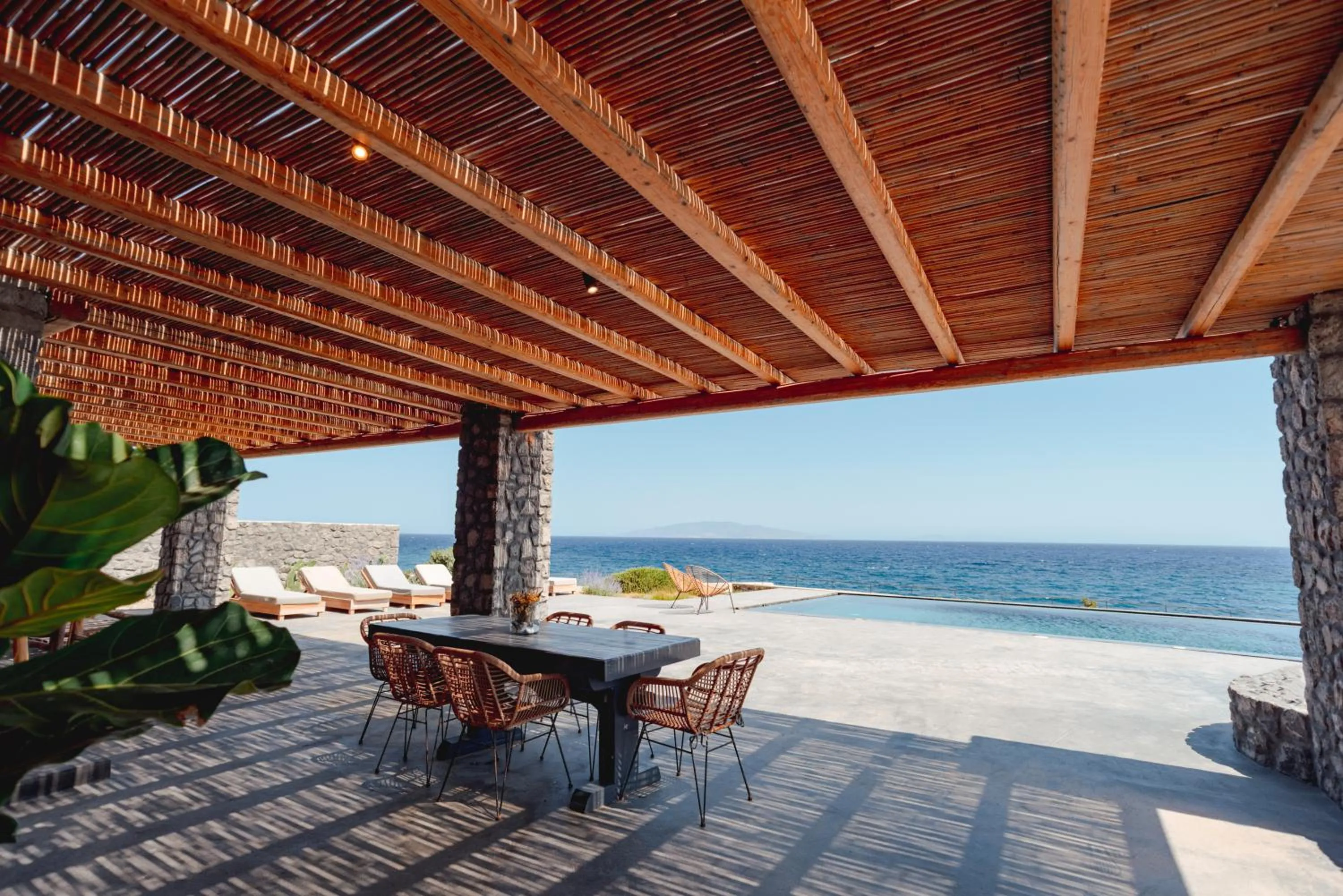 Swimming pool in Colombos Beachfront