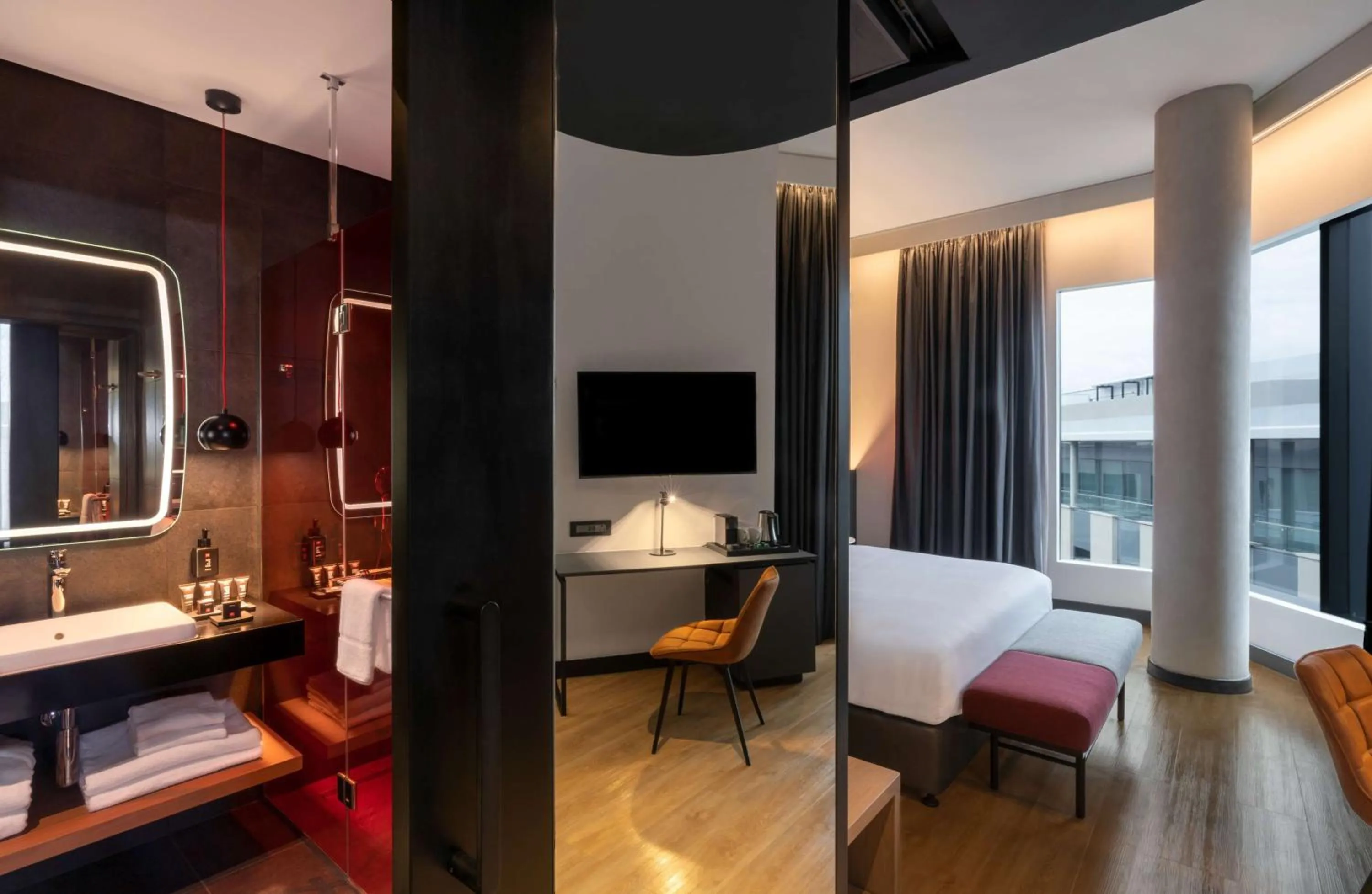 Bedroom, Bed in Radisson RED Hotel Johannesburg Rosebank