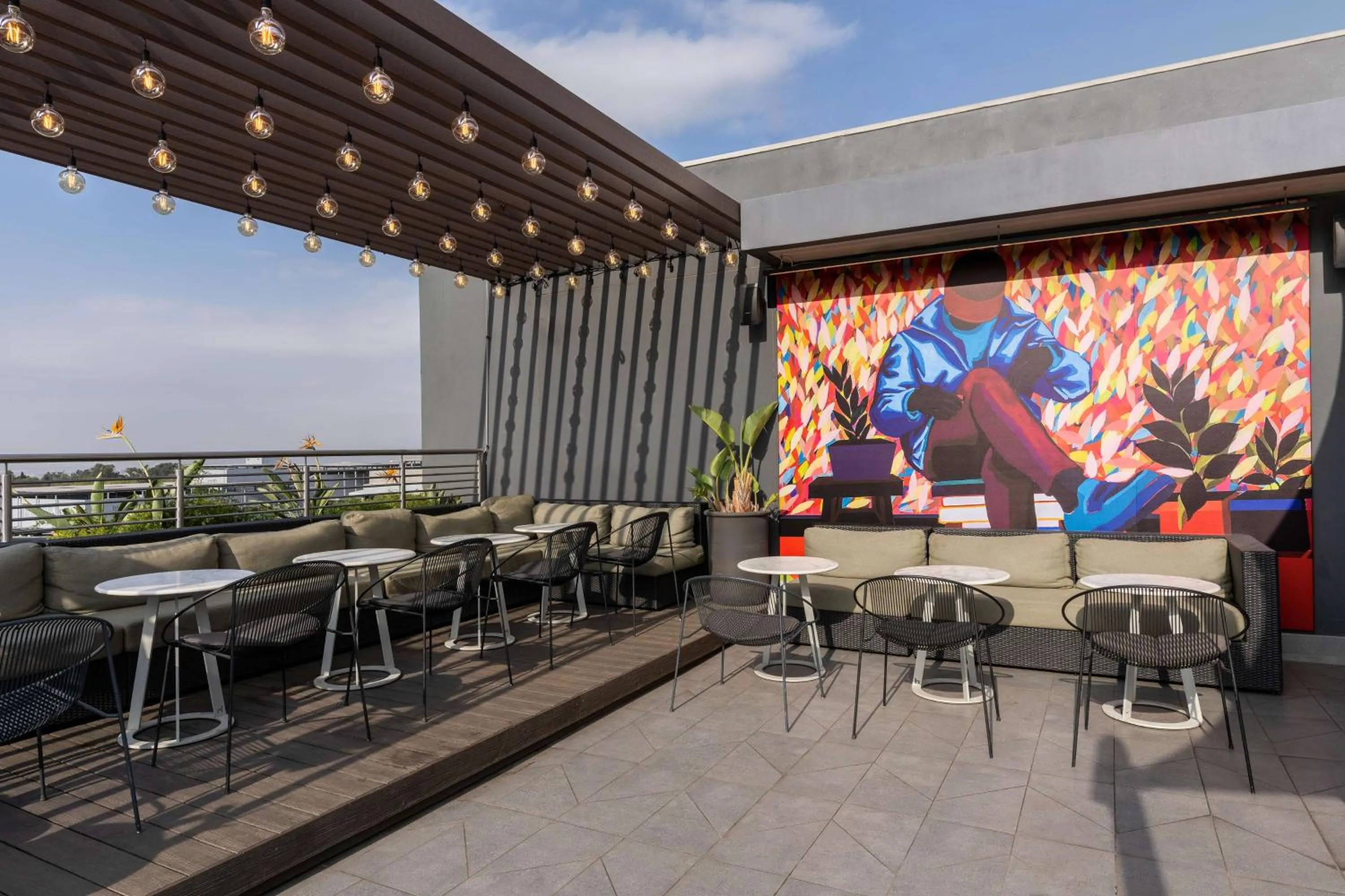 Lounge or bar in Radisson RED Hotel Johannesburg Rosebank