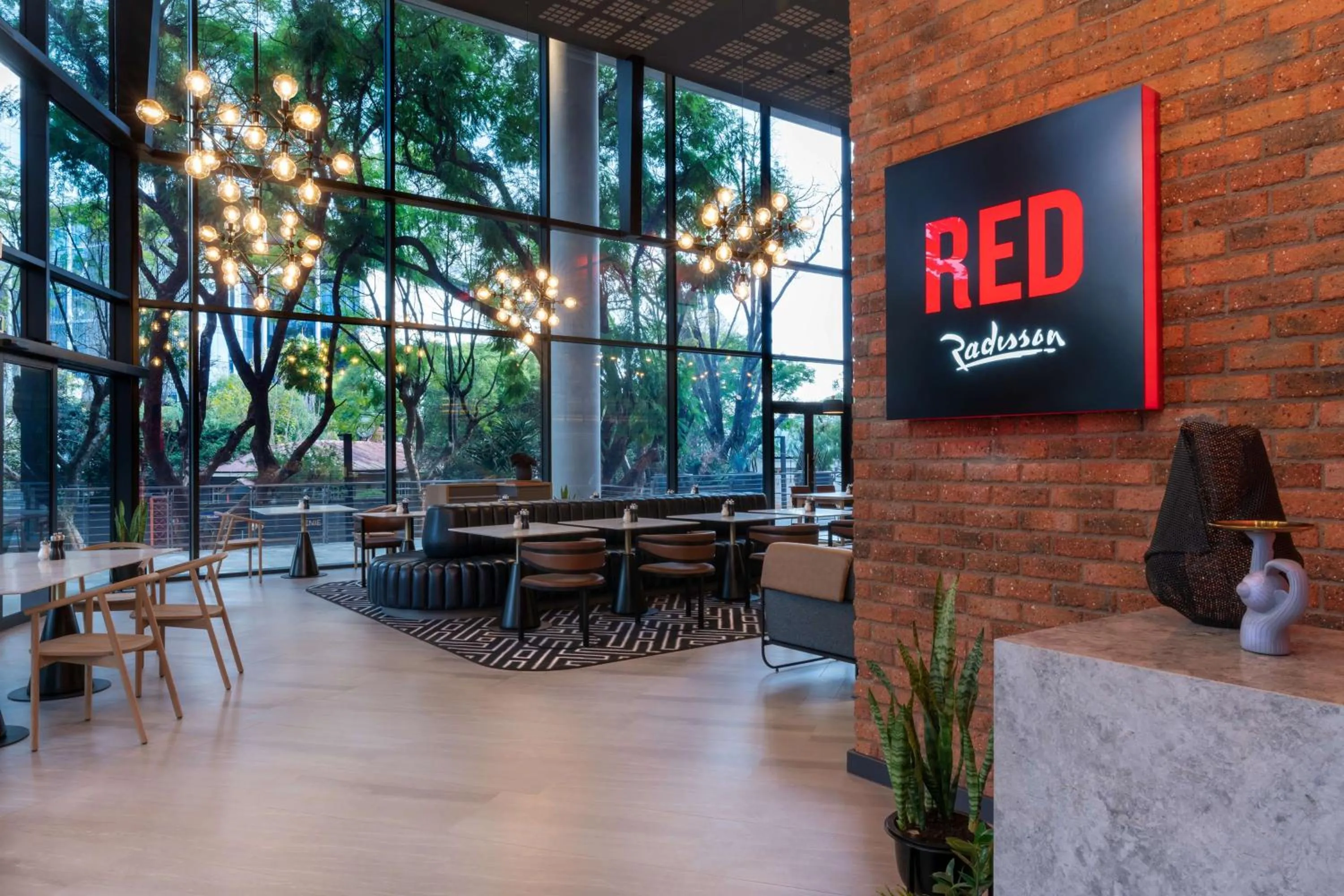 Restaurant/places to eat in Radisson RED Hotel Johannesburg Rosebank