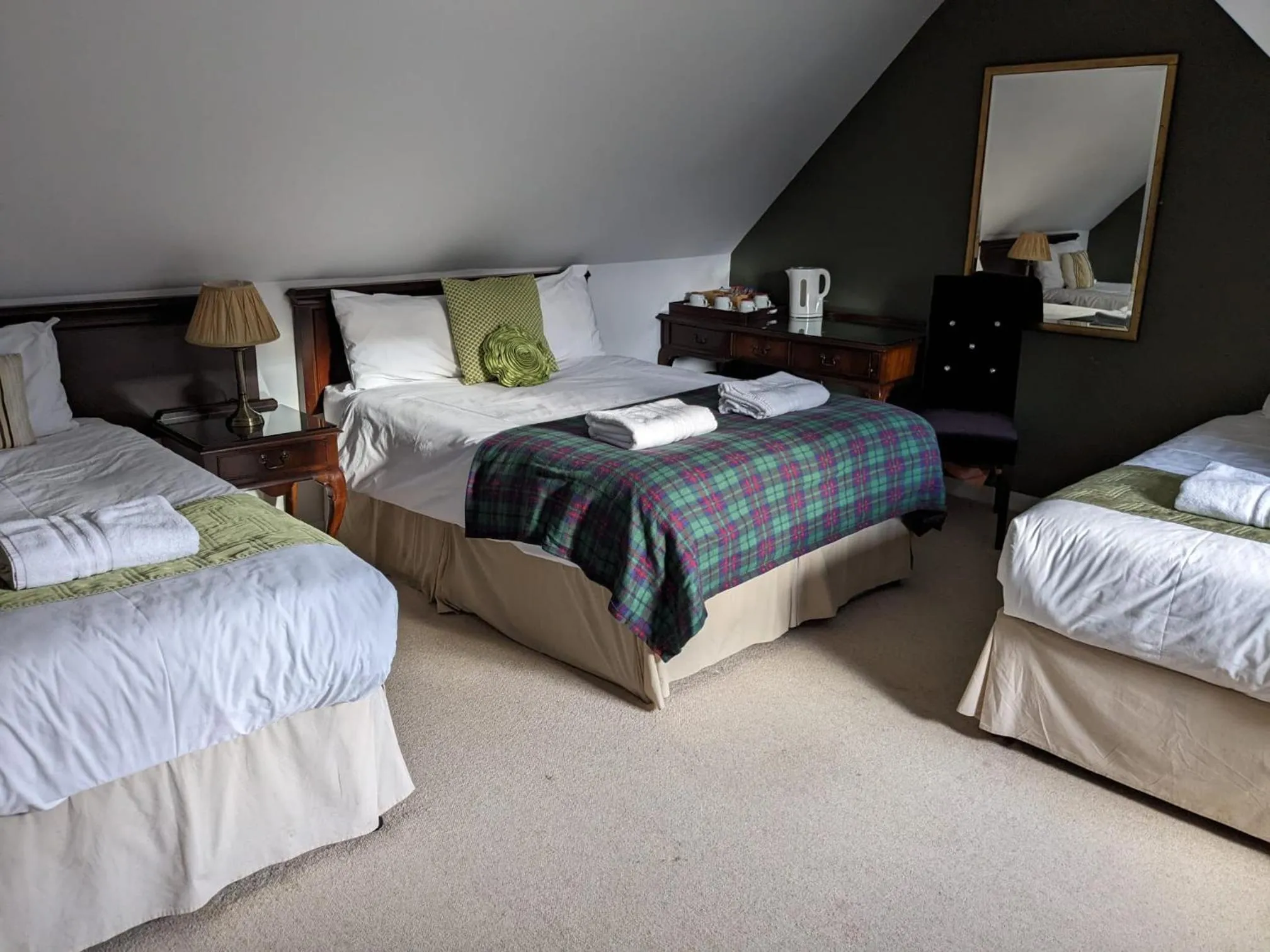 Shower, Bed in Bennachie Lodge Hotel in Kemnay