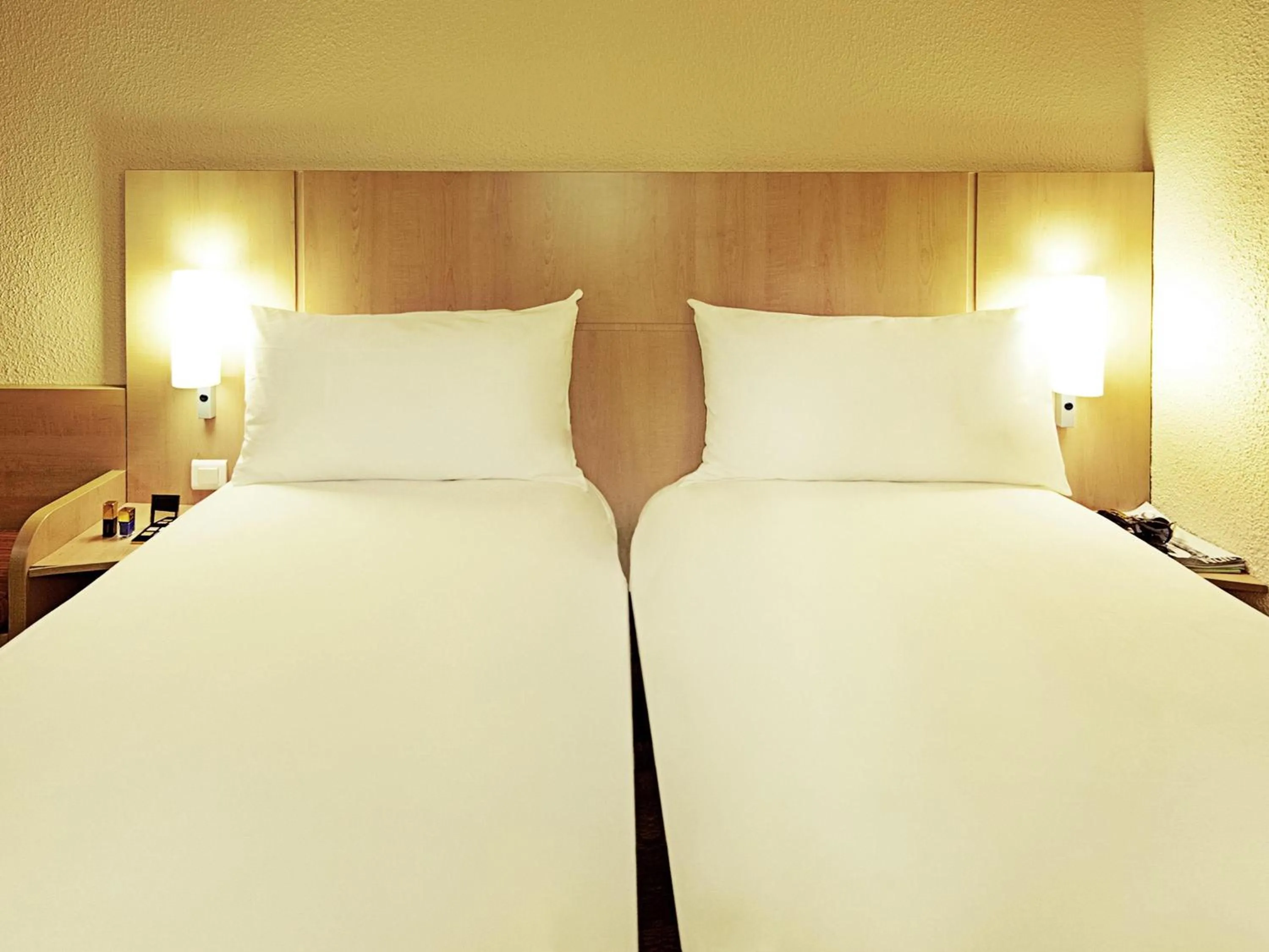 Bedroom, Bed in ibis Dieppe Le Val Druel