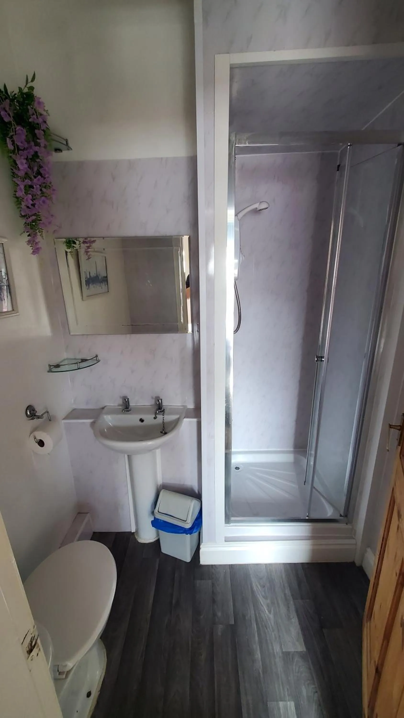 Double Room with Private Bathroom in Leecliff Guest House