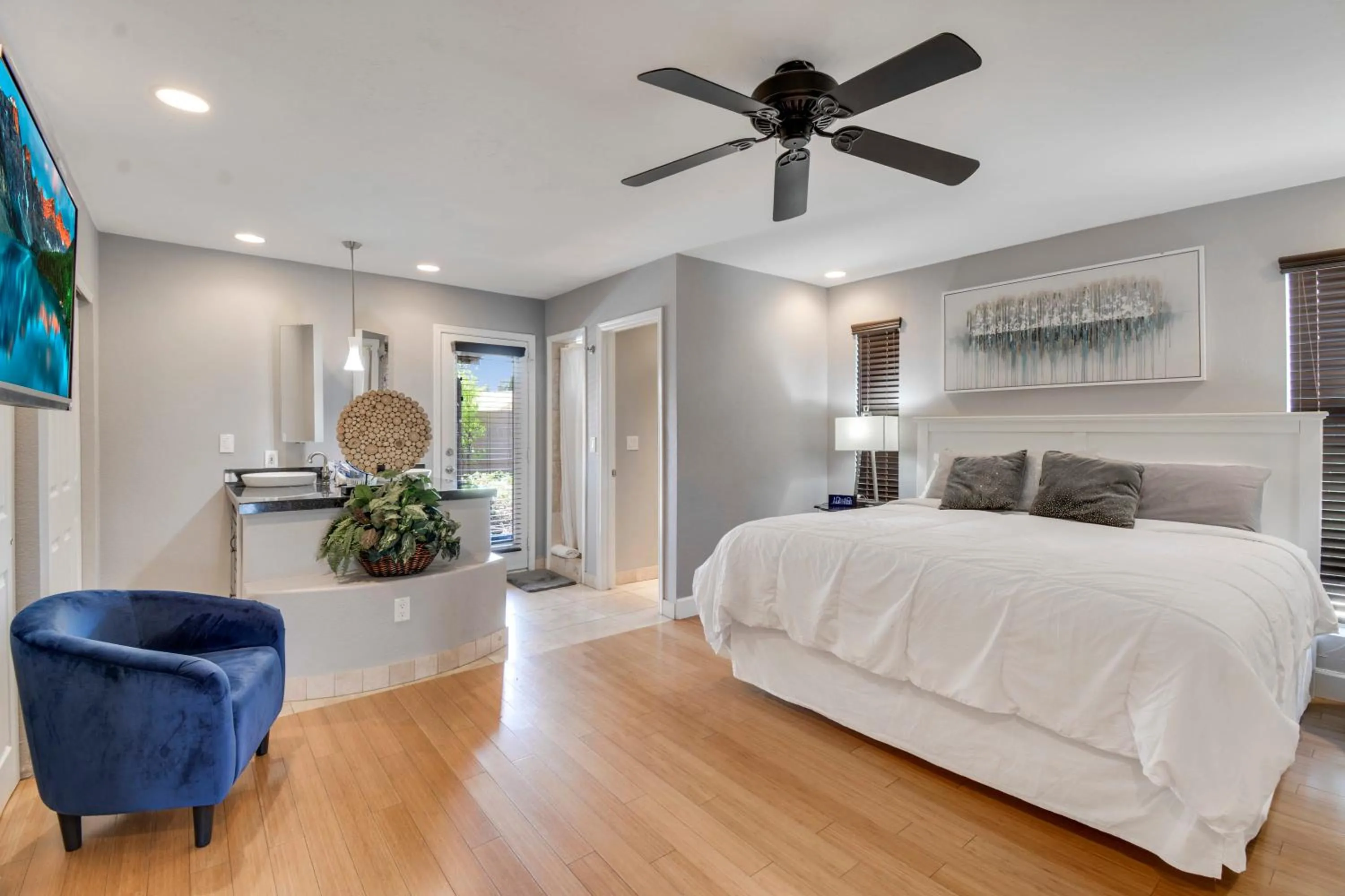 4 bdr, Two Master suite, billiards & desert oasis pool