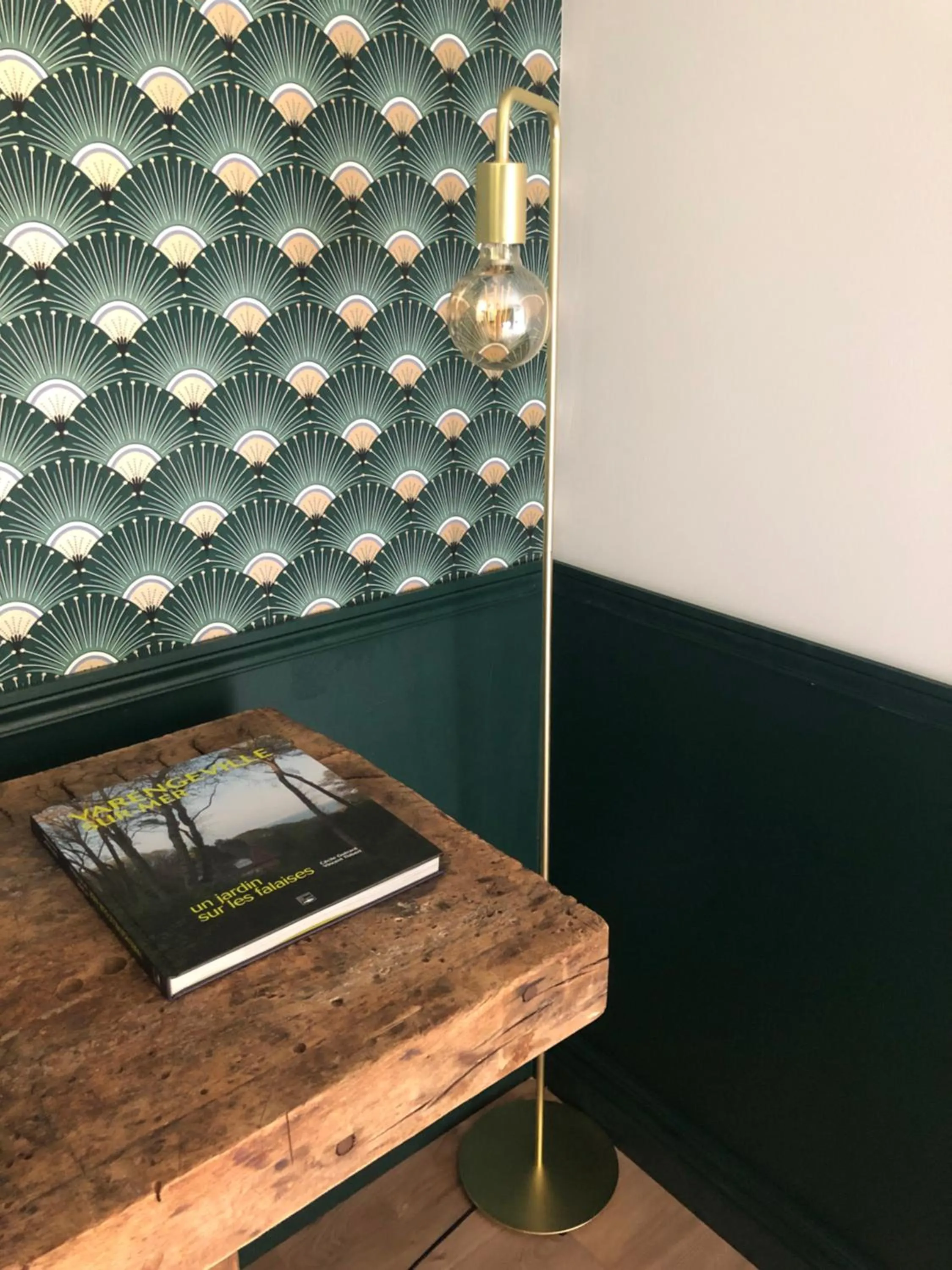 Seating area in Jardin des Pérelles