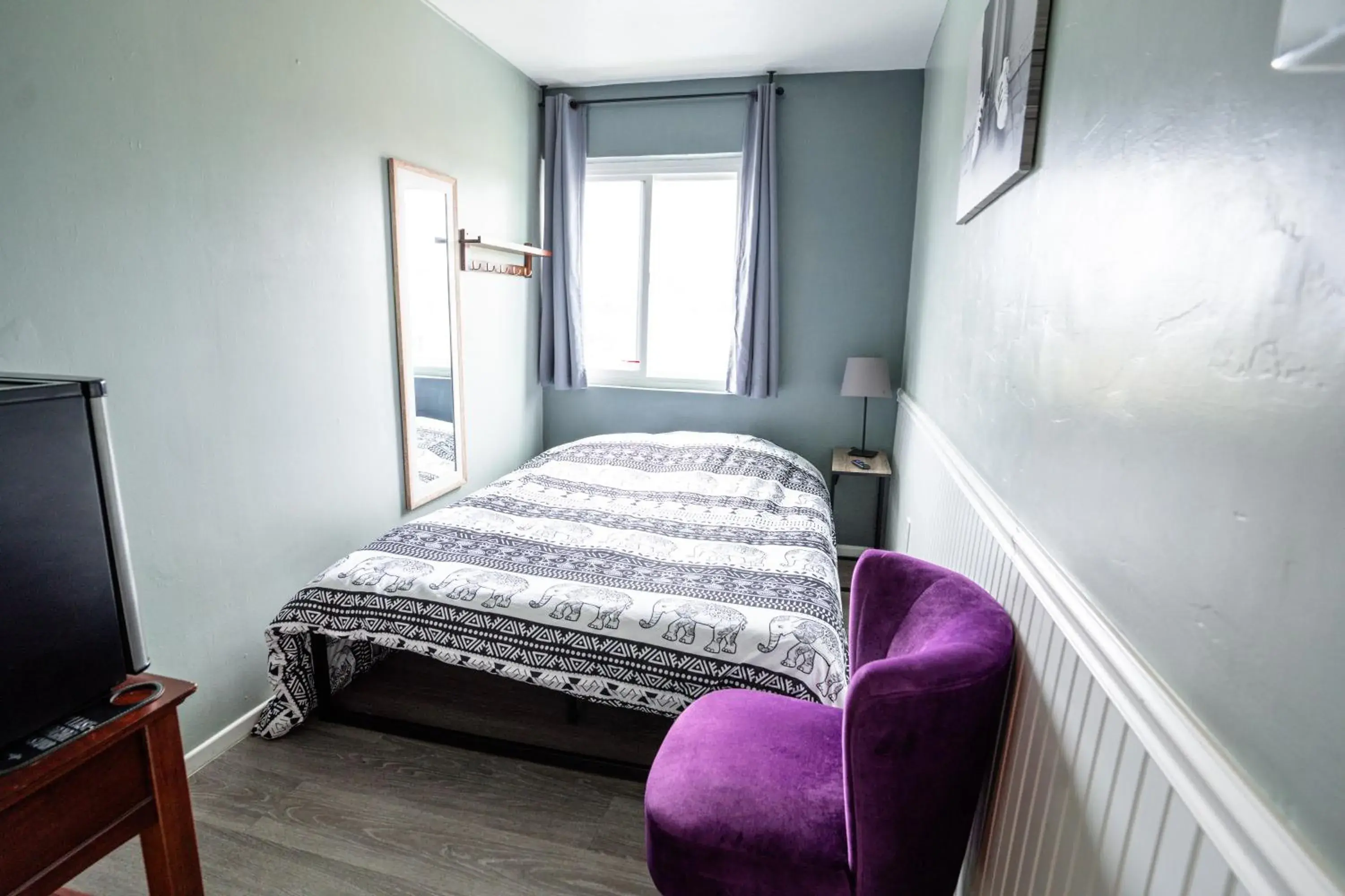 Queen Room - single occupancy in California Dreams Hostel - Ocean Beach Queen Room - single occupancy in California Dreams Hostel - Ocean Beach