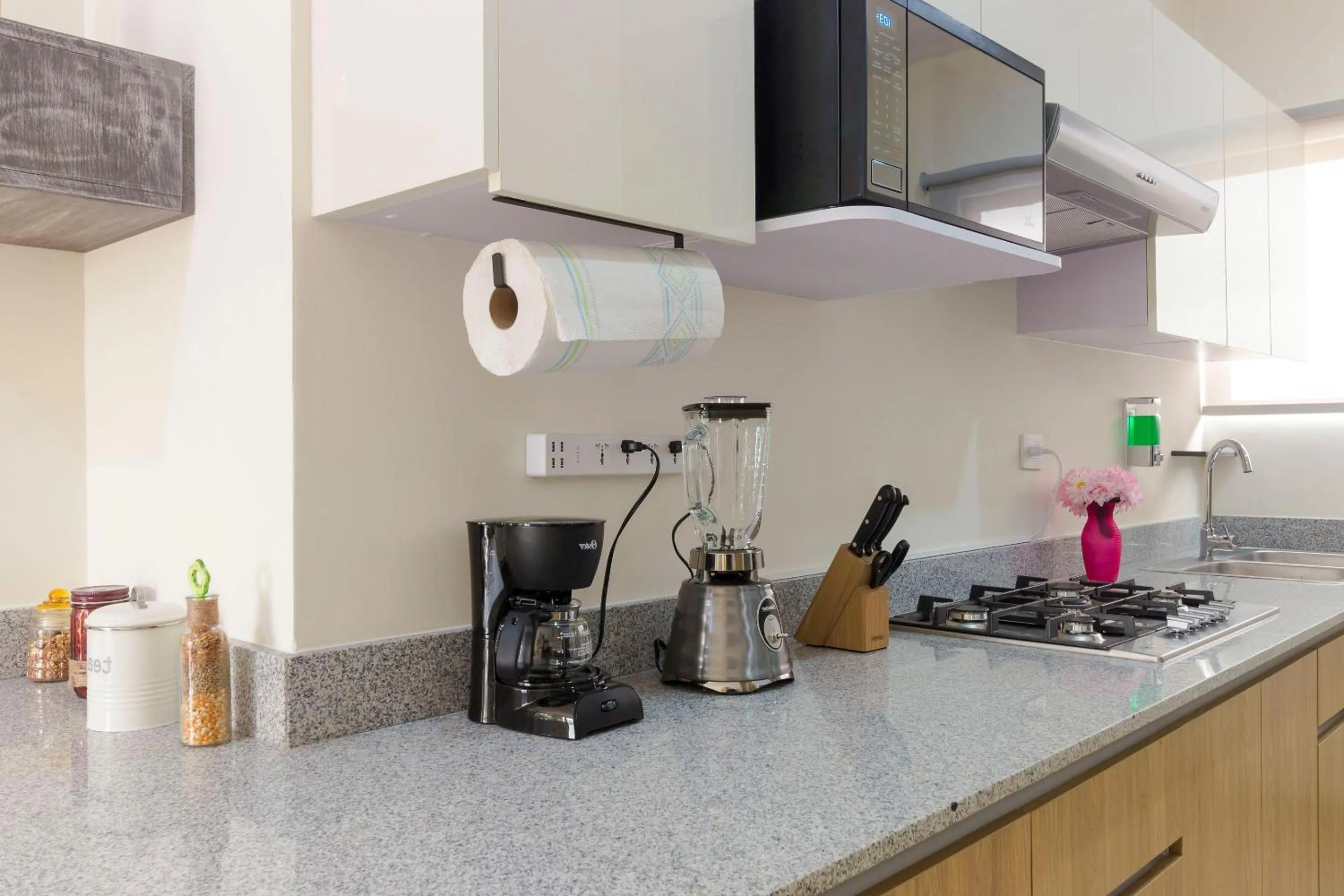 Coffee/tea facilities in Breezy & Bright Full Apartment