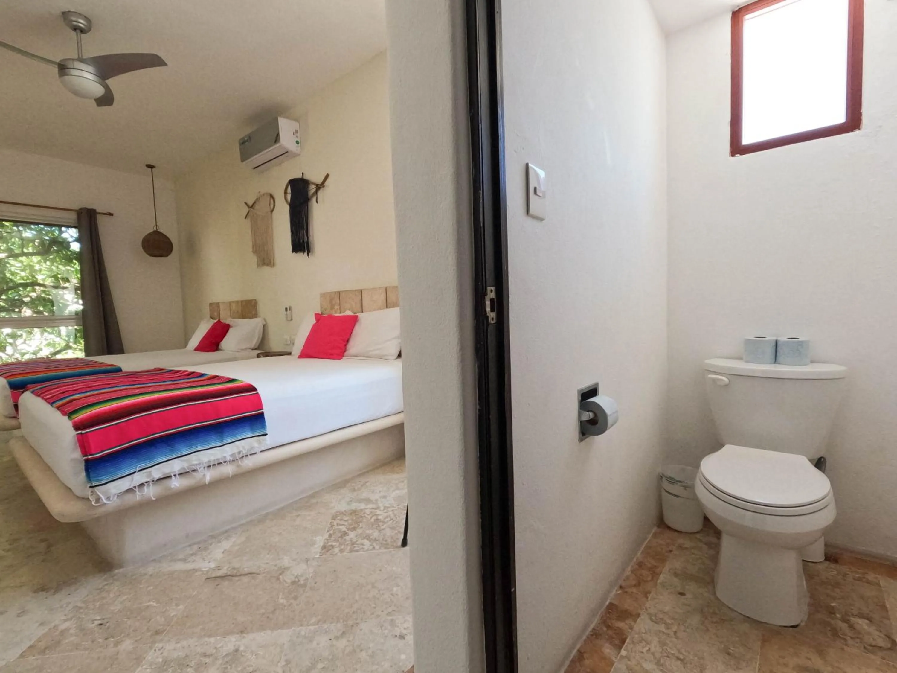 Toilet, Bed in Tesoro Escondido