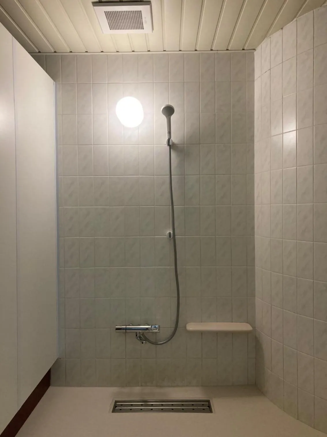 Shower in J-Hoppers Beppu Guesthouse ジェイホッパーズ別府ゲストハウス