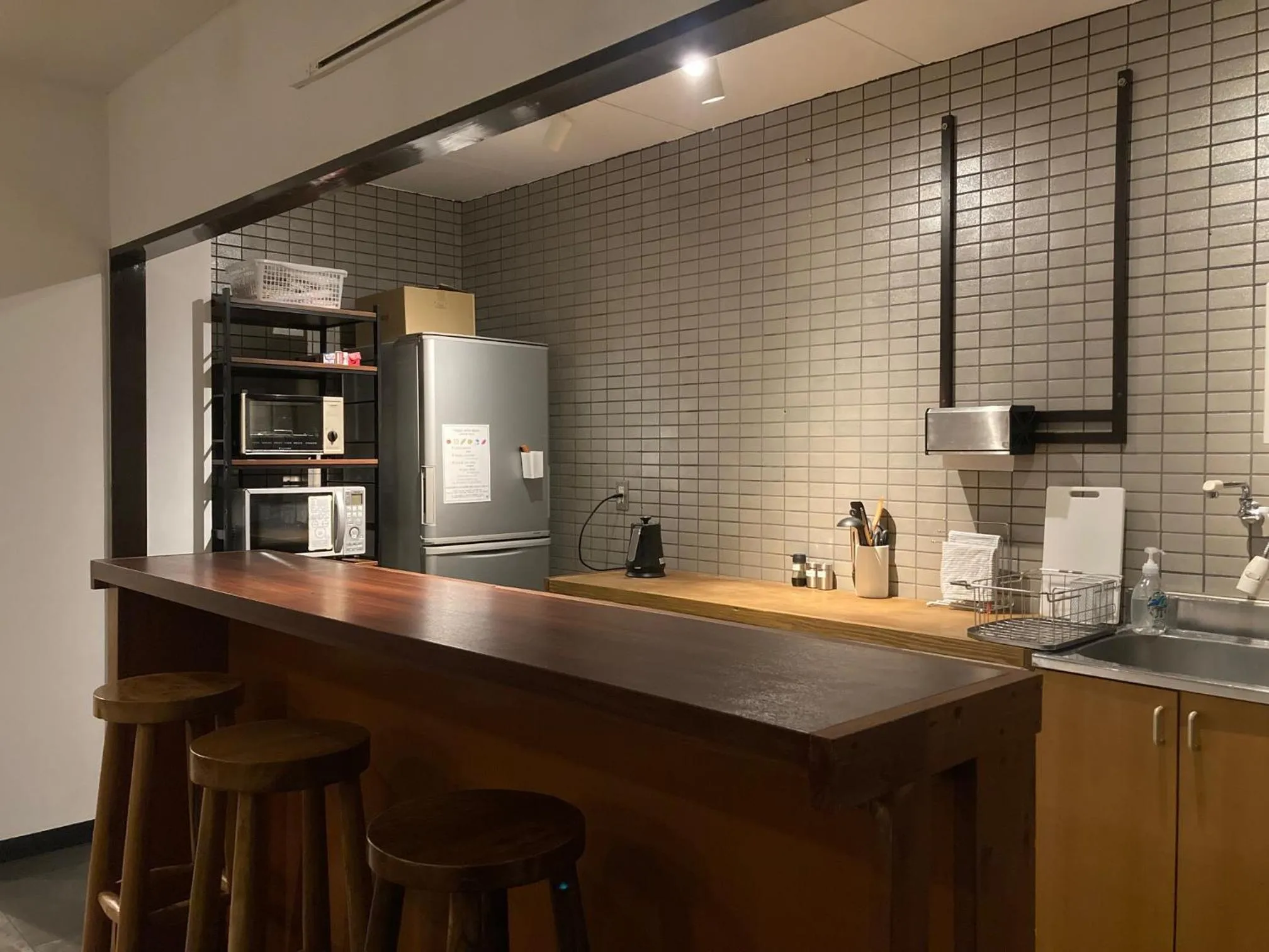 Kitchen or kitchenette in J-Hoppers Beppu Guesthouse ジェイホッパーズ別府ゲストハウス