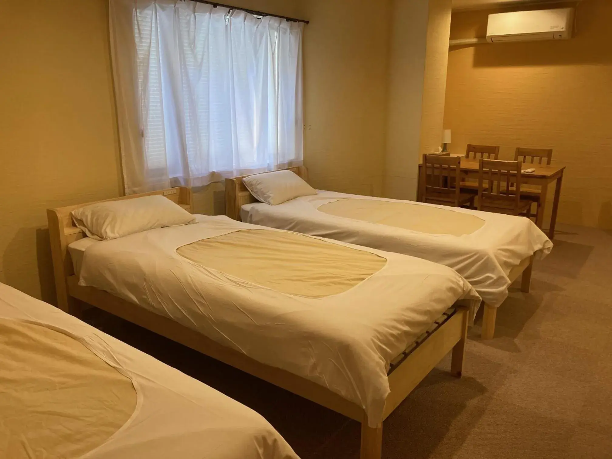 Triple Room in J-Hoppers Beppu Guesthouse ジェイホッパーズ別府ゲストハウス Triple Room in J-Hoppers Beppu Guesthouse ジェイホッパーズ別府ゲストハウス