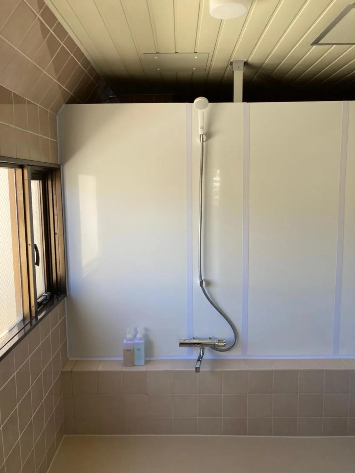 Shower in J-Hoppers Beppu Guesthouse ジェイホッパーズ別府ゲストハウス