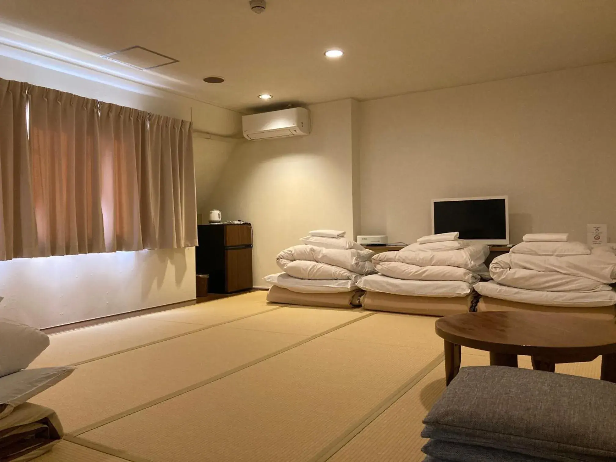 Japanese-Style Quadruple Room in J-Hoppers Beppu Guesthouse ジェイホッパーズ別府ゲストハウス Japanese-Style Quadruple Room in J-Hoppers Beppu Guesthouse ジェイホッパーズ別府ゲストハウス