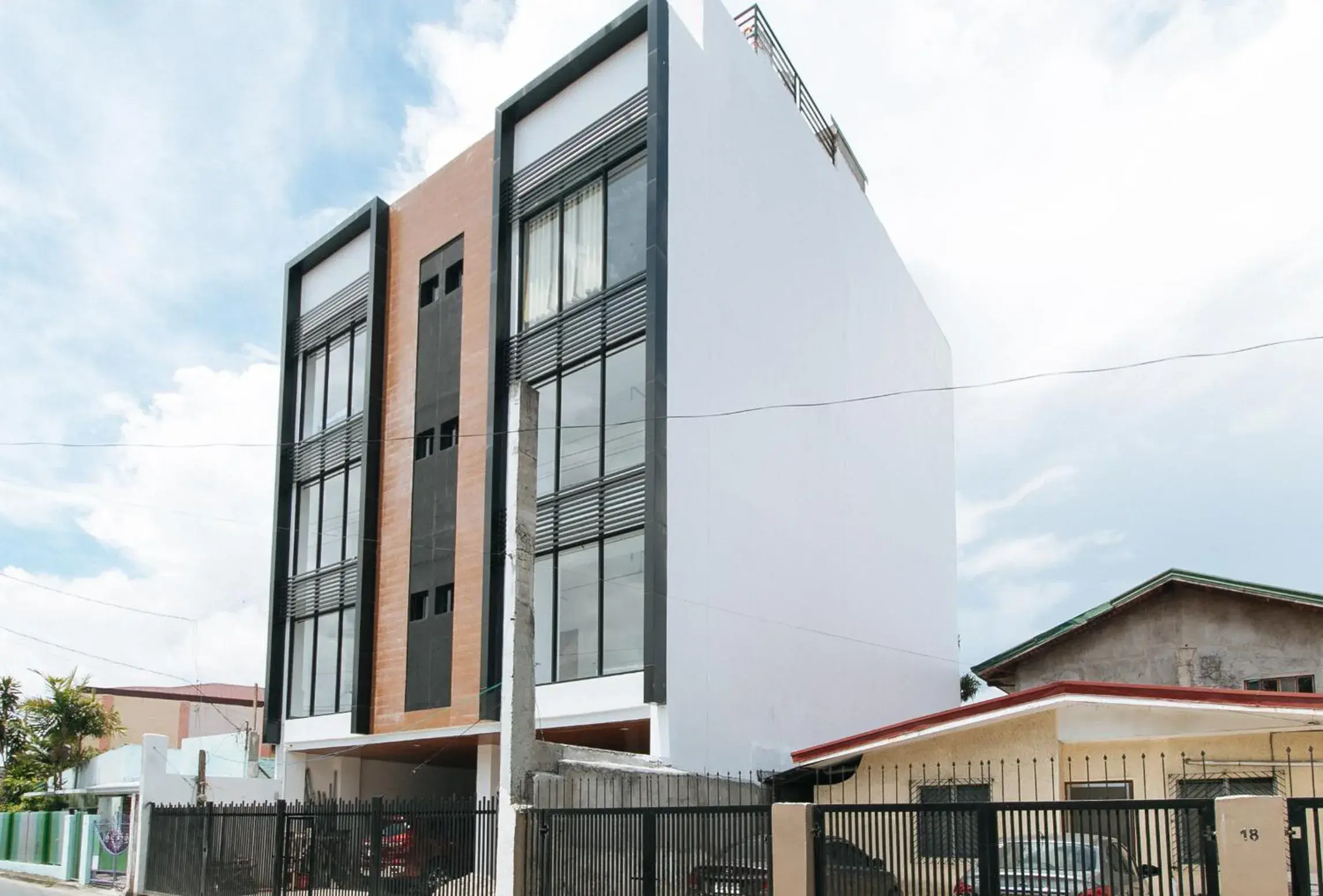 Property building in RedDoorz at Good 101 Paranaque Property building in RedDoorz at Good 101 Paranaque