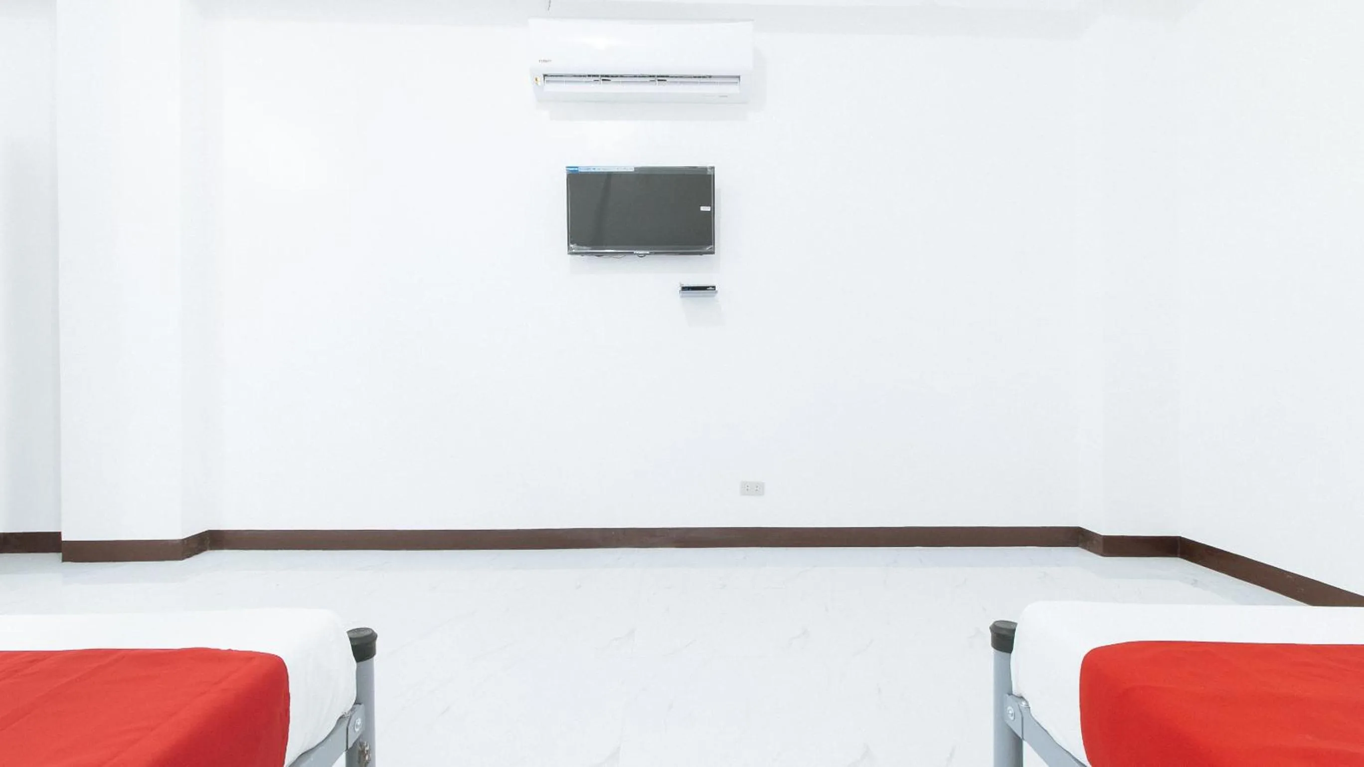 Communal lounge/ TV room in RedDoorz at Good 101 Paranaque