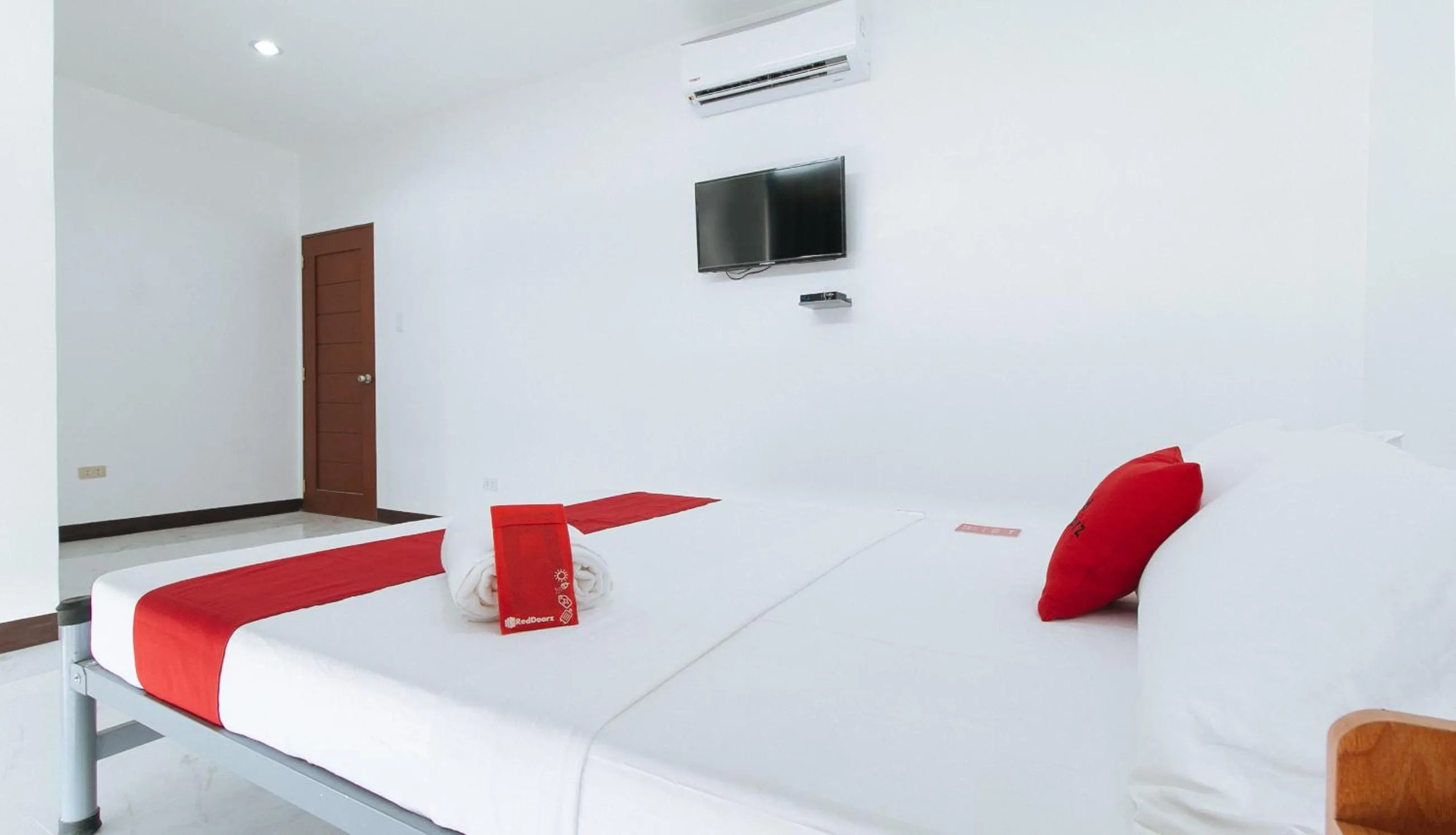 Photo of the whole room, Bed in RedDoorz at Good 101 Paranaque