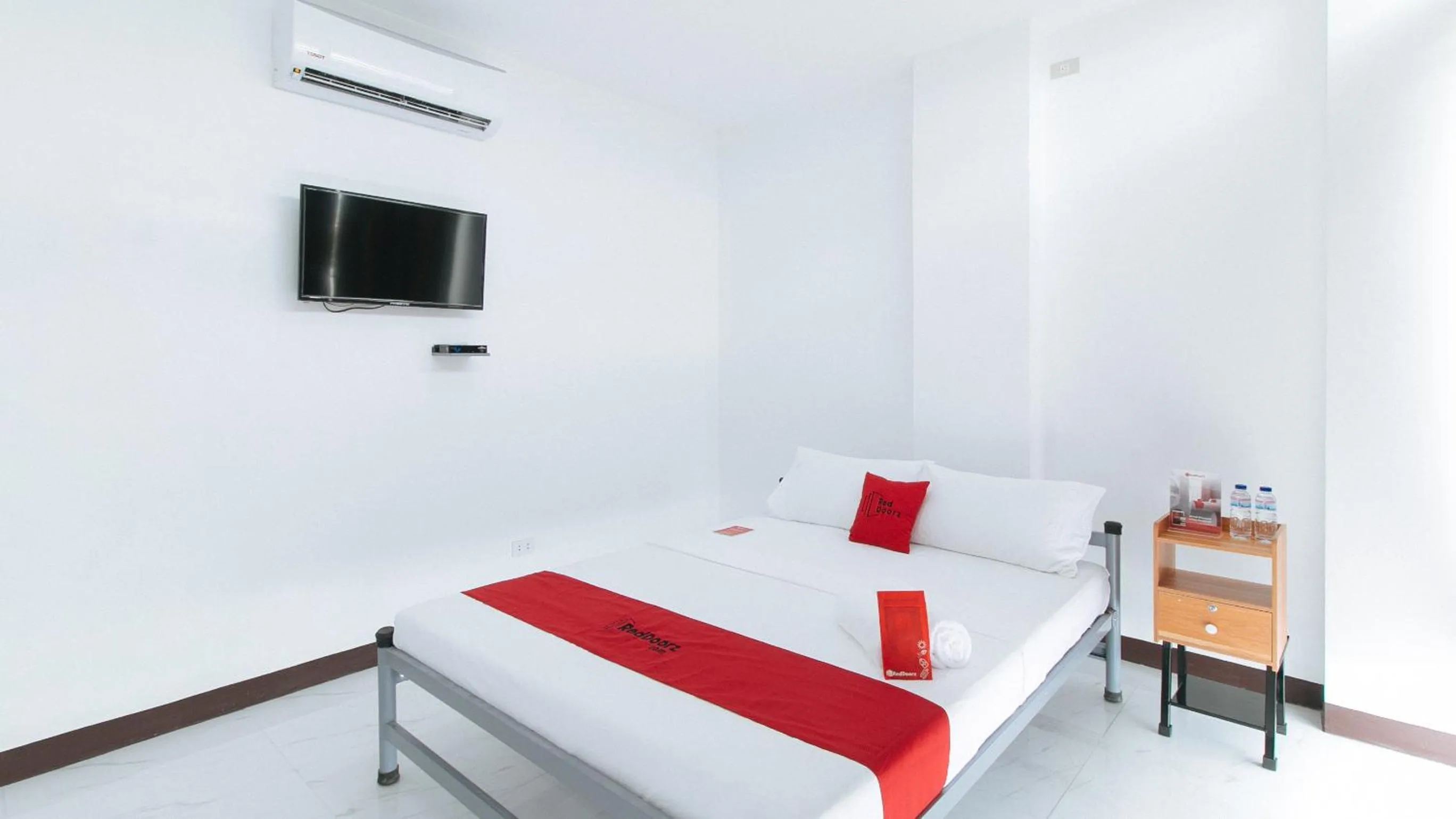 Photo of the whole room, Bed in RedDoorz at Good 101 Paranaque