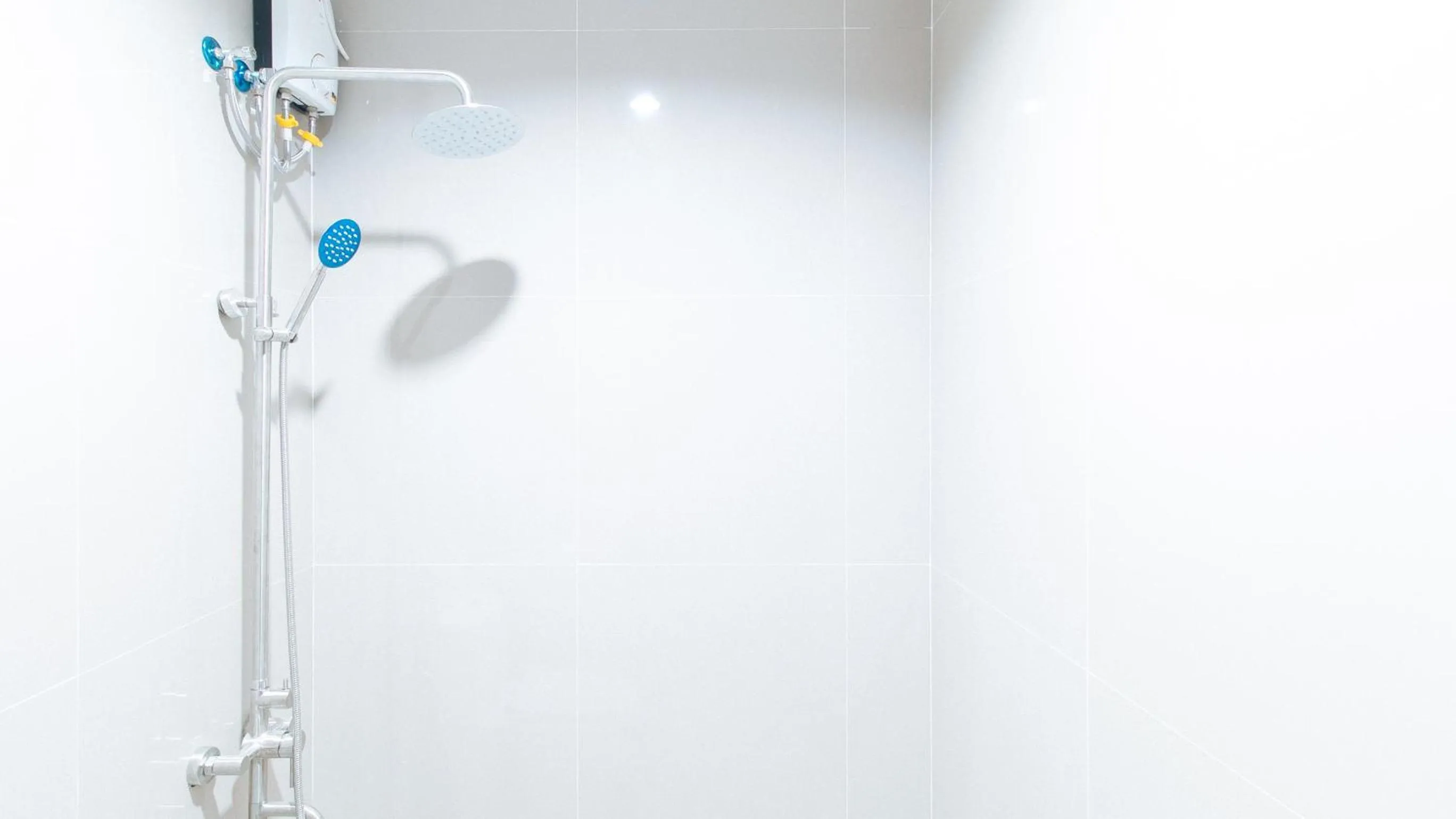 Shower in RedDoorz at Good 101 Paranaque