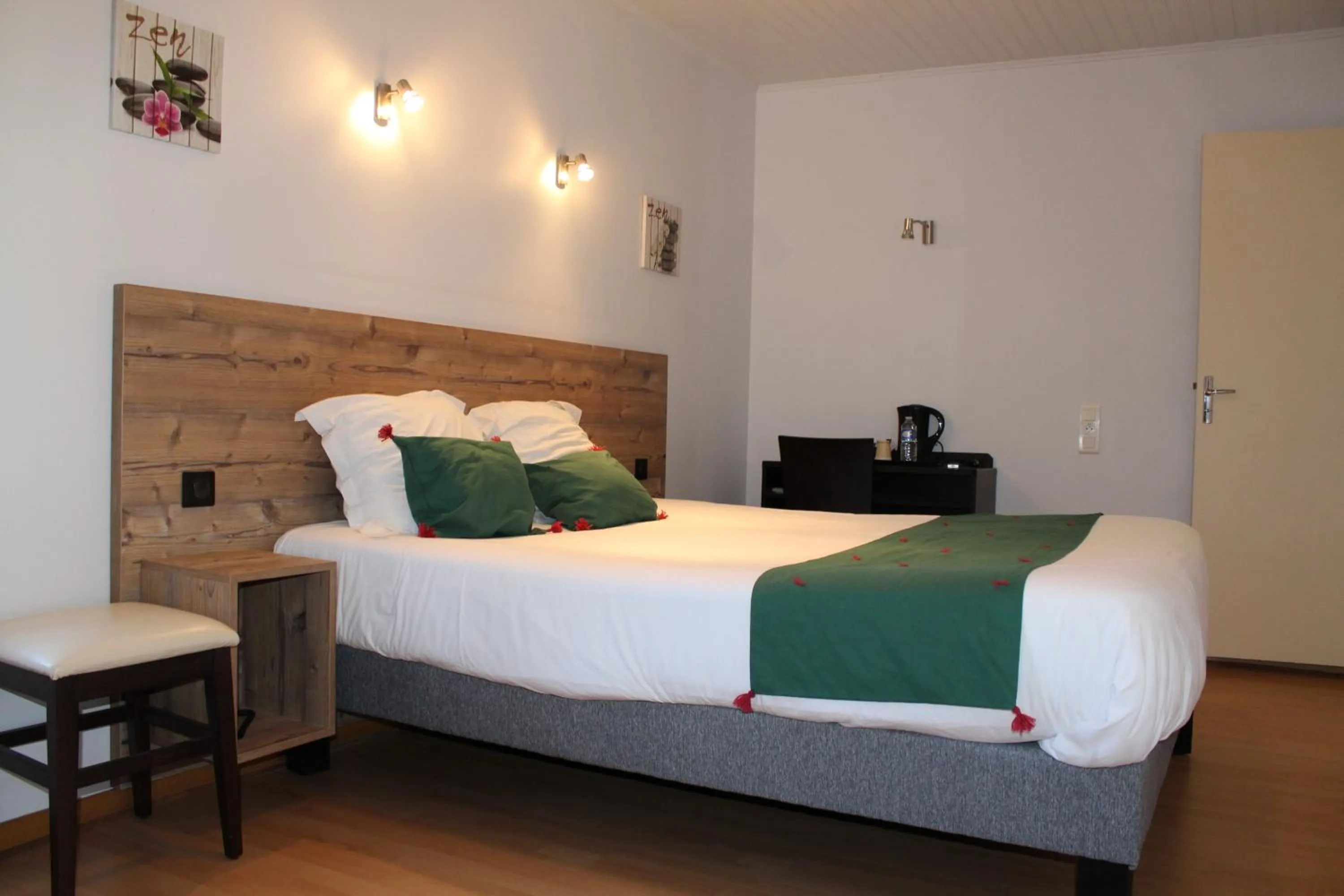 Bed in Logis Hôtel Auberge de l'Allagnonette