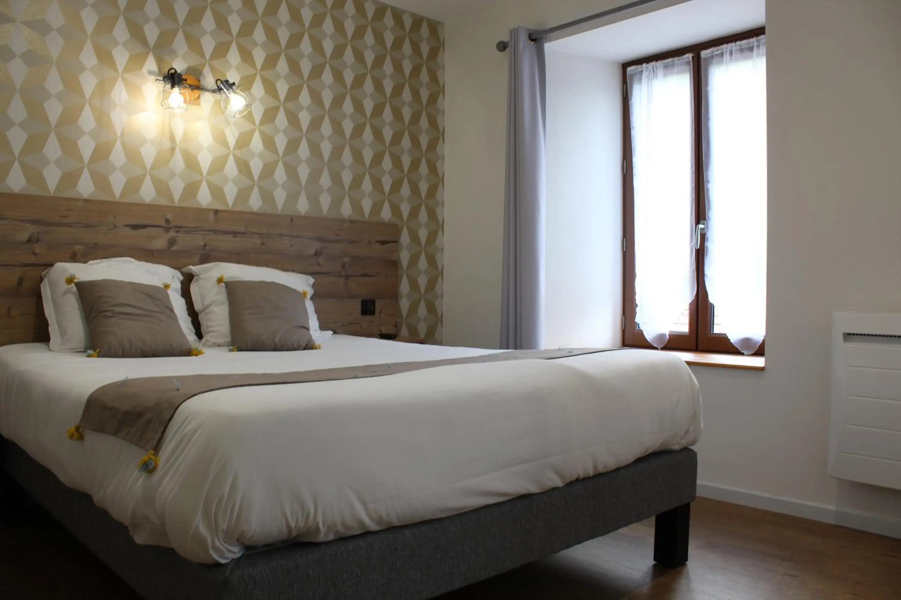 Bed in Logis Hôtel Auberge de l'Allagnonette Bed in Logis Hôtel Auberge de l'Allagnonette