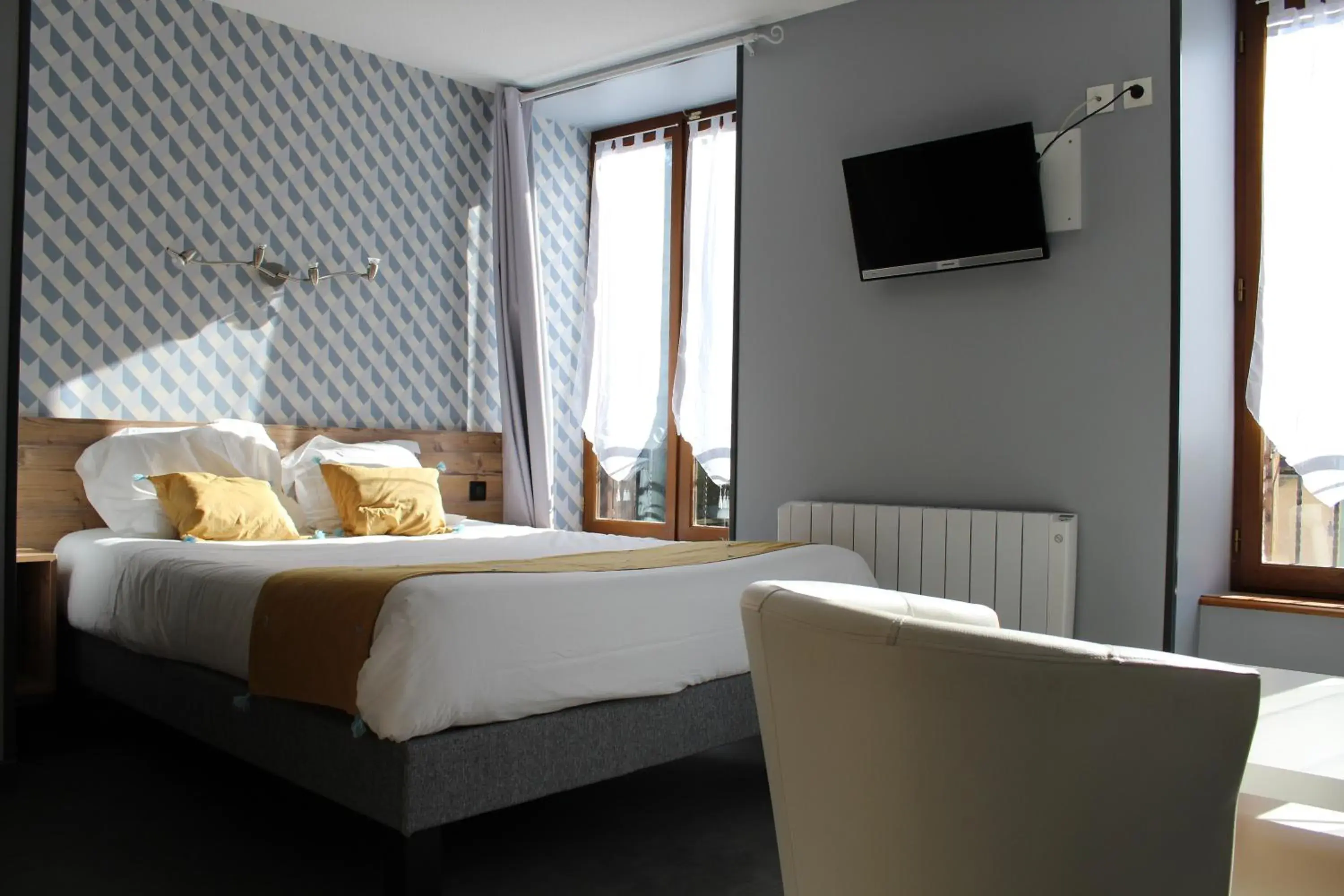 Triple Room with Garden View in Logis Hôtel Auberge de l'Allagnonette Triple Room with Garden View in Logis Hôtel Auberge de l'Allagnonette