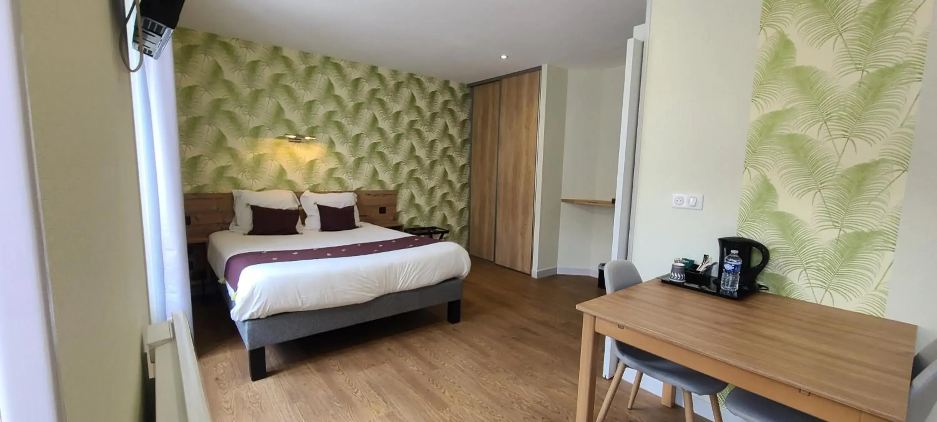 Bed in Logis Hôtel Auberge de l'Allagnonette Bed in Logis Hôtel Auberge de l'Allagnonette