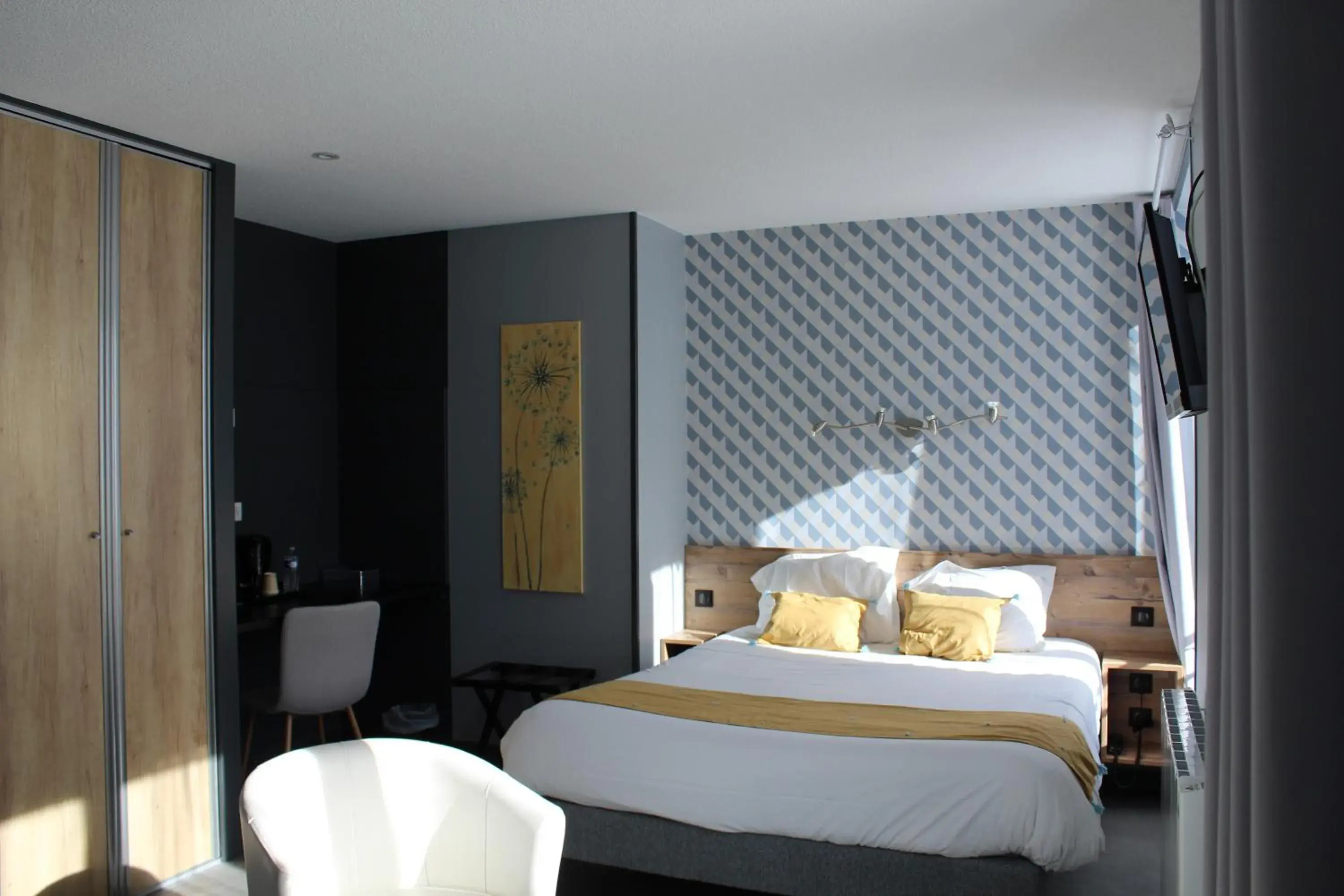 Bed in Logis Hôtel Auberge de l'Allagnonette Bed in Logis Hôtel Auberge de l'Allagnonette