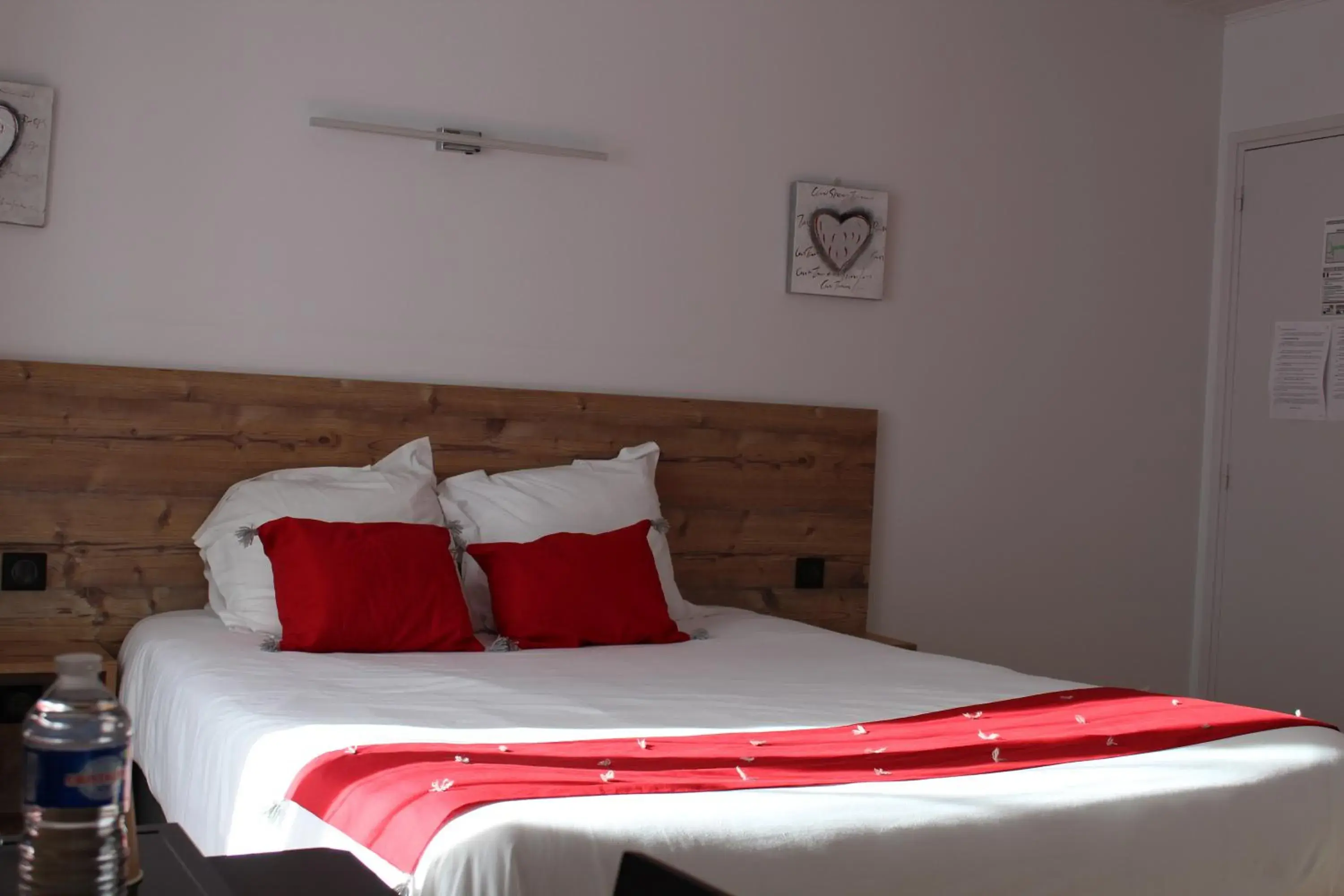 Bed in Logis Hôtel Auberge de l'Allagnonette Bed in Logis Hôtel Auberge de l'Allagnonette