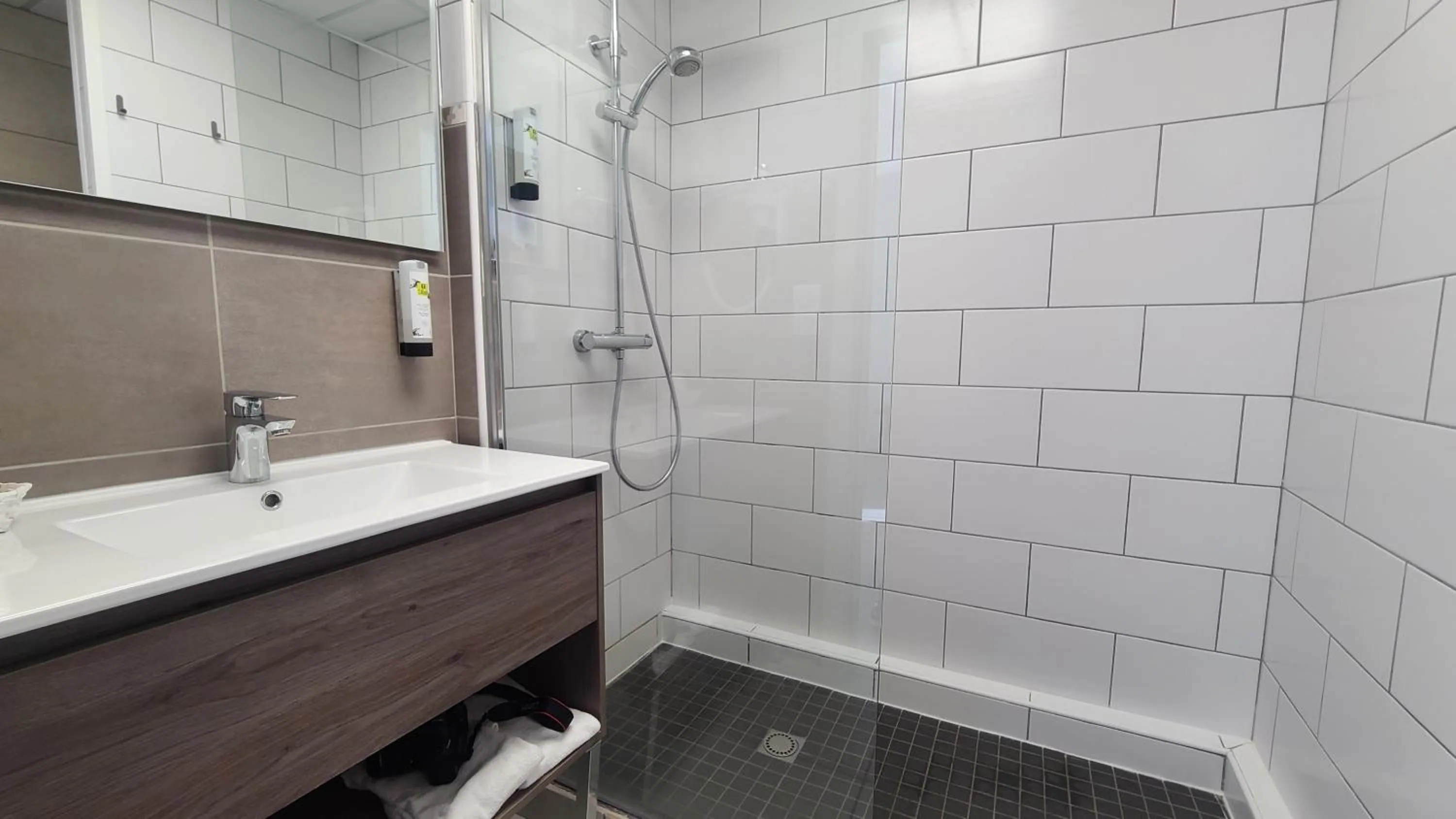 Shower in Logis Hôtel Auberge de l'Allagnonette