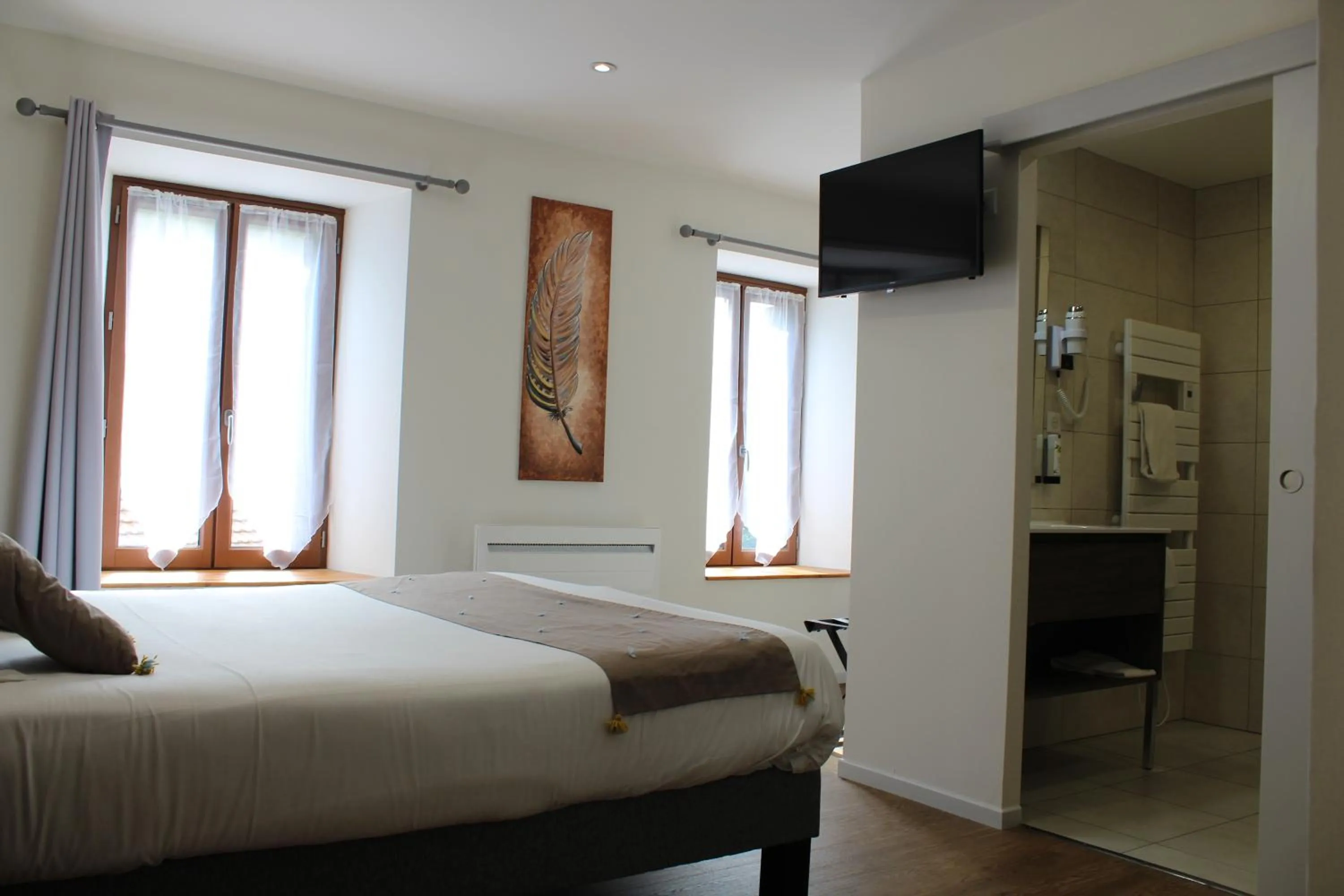 Bed in Logis Hôtel Auberge de l'Allagnonette