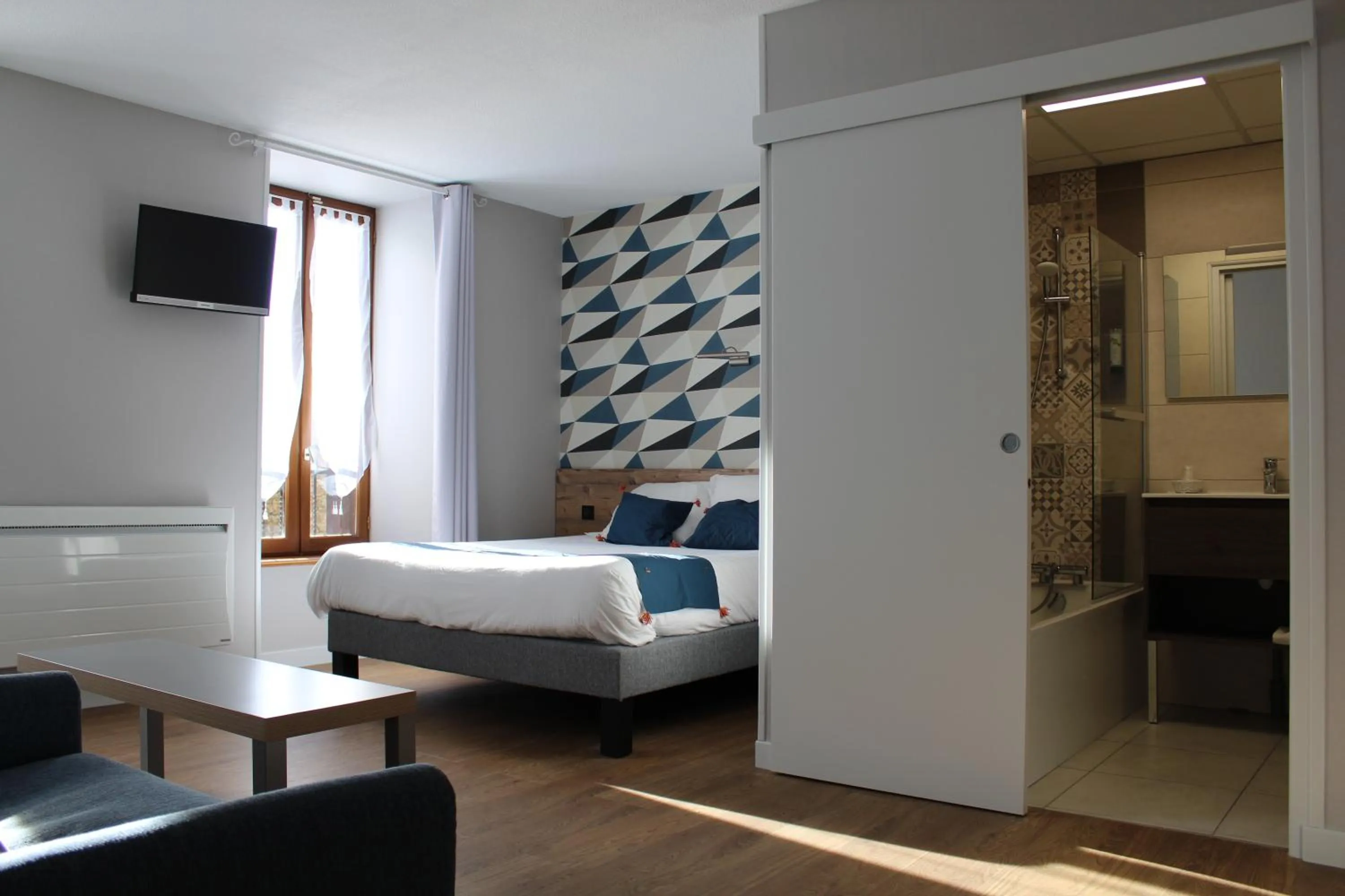 Bed in Logis Hôtel Auberge de l'Allagnonette