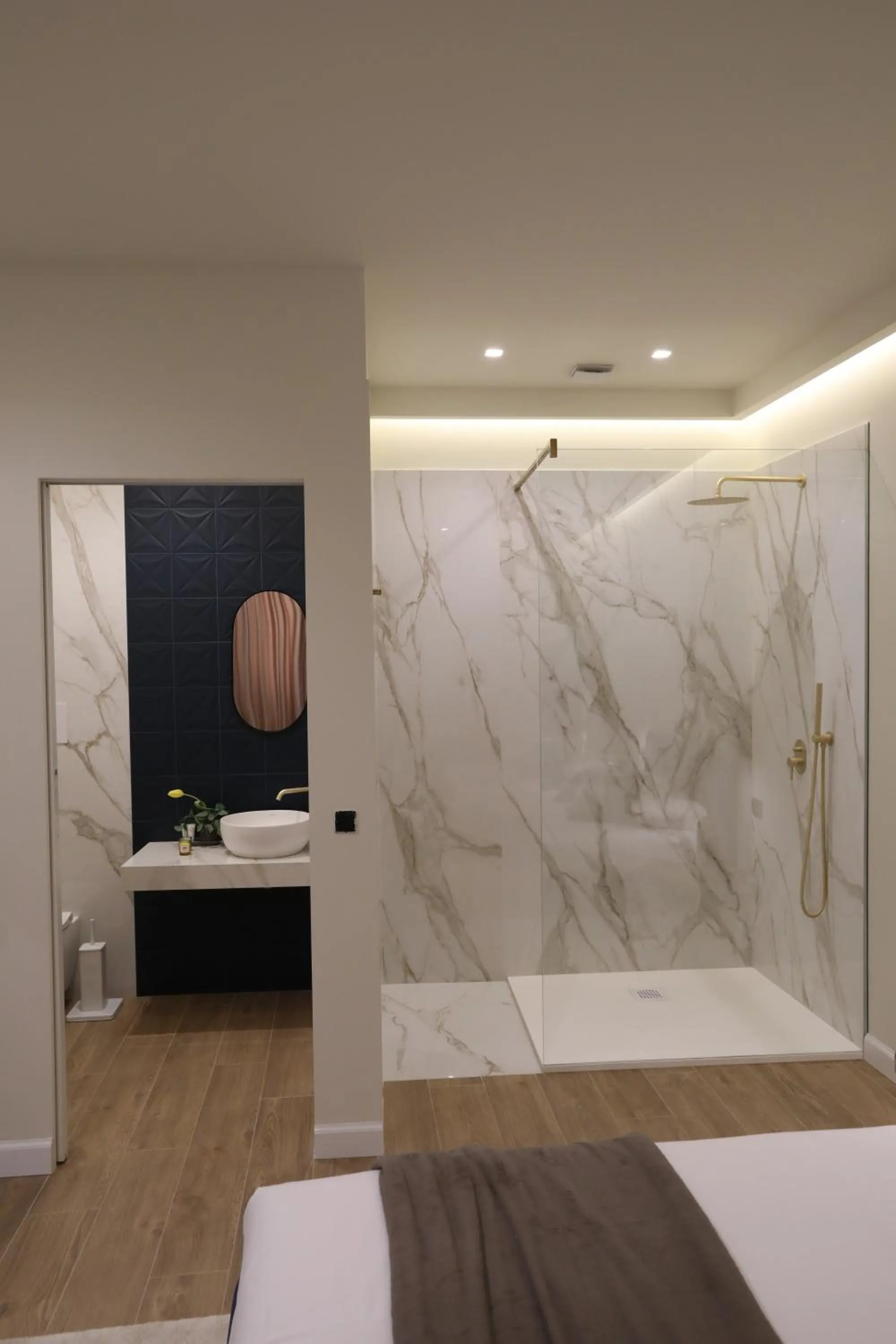 Shower, Bed in SCIABICA SUITE - Sicilian Experience