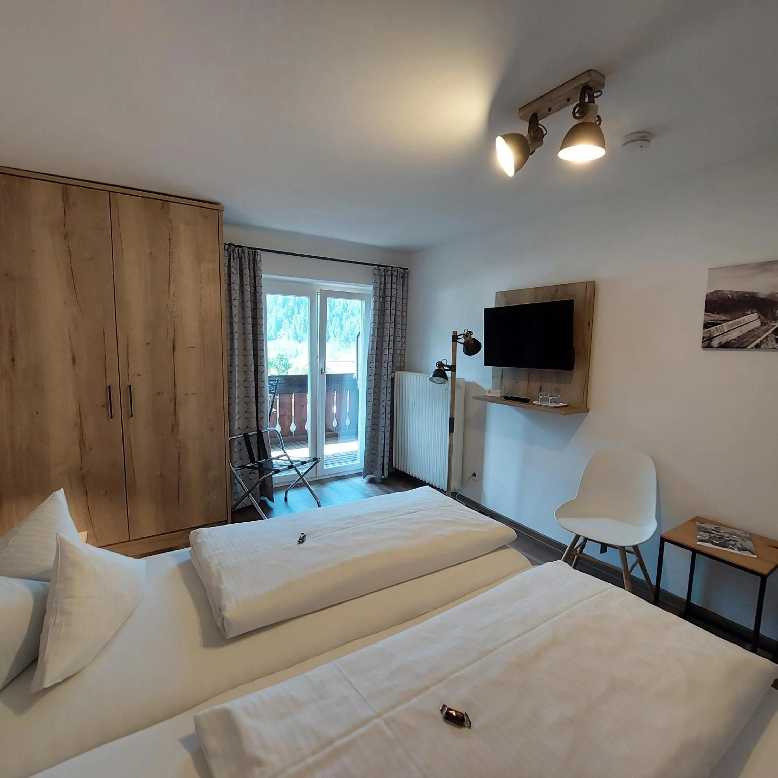 Seating area, Bed in Hotel Garni Malerwinkl