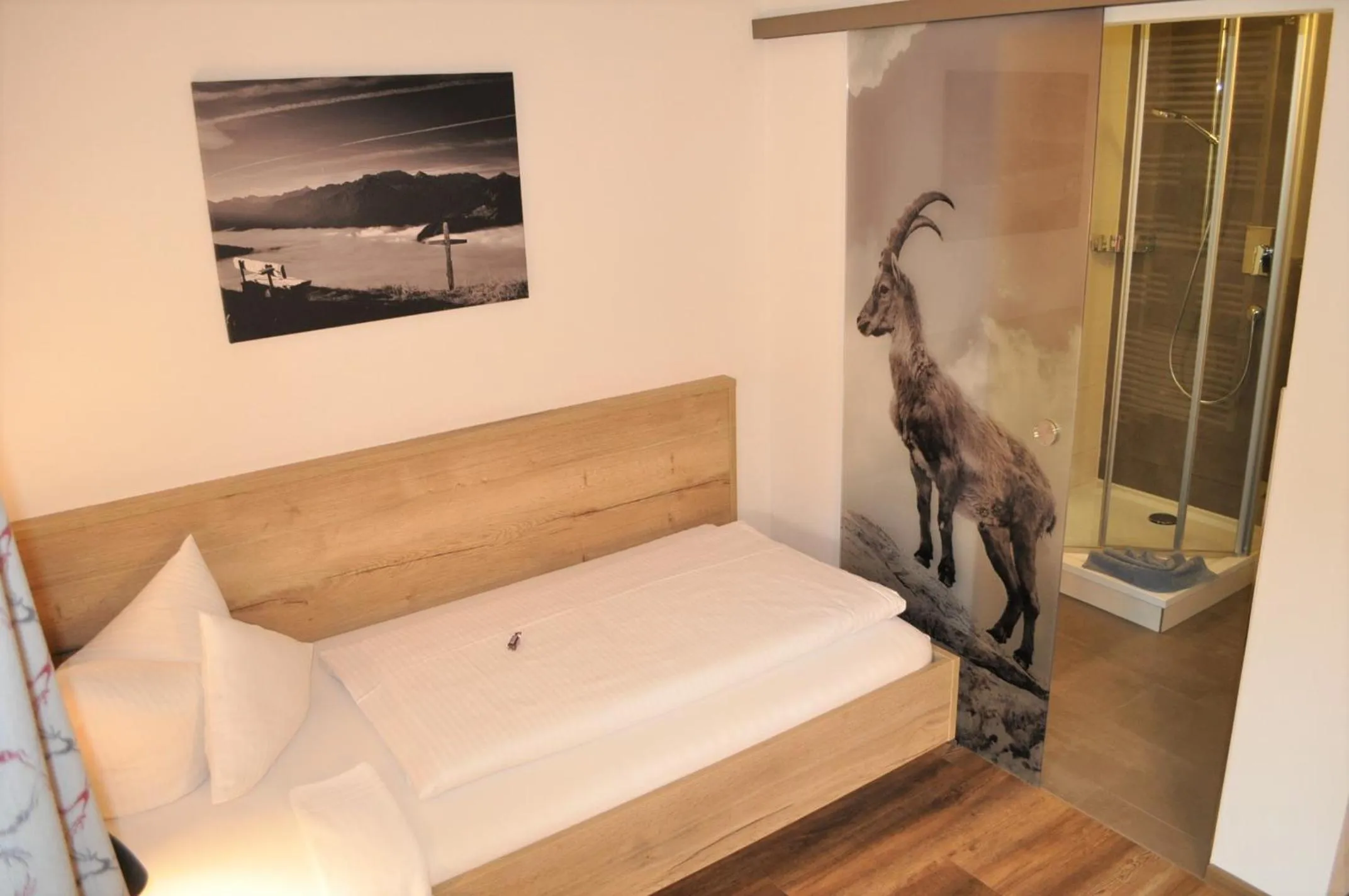 Photo of the whole room, Bed in Hotel Garni Malerwinkl