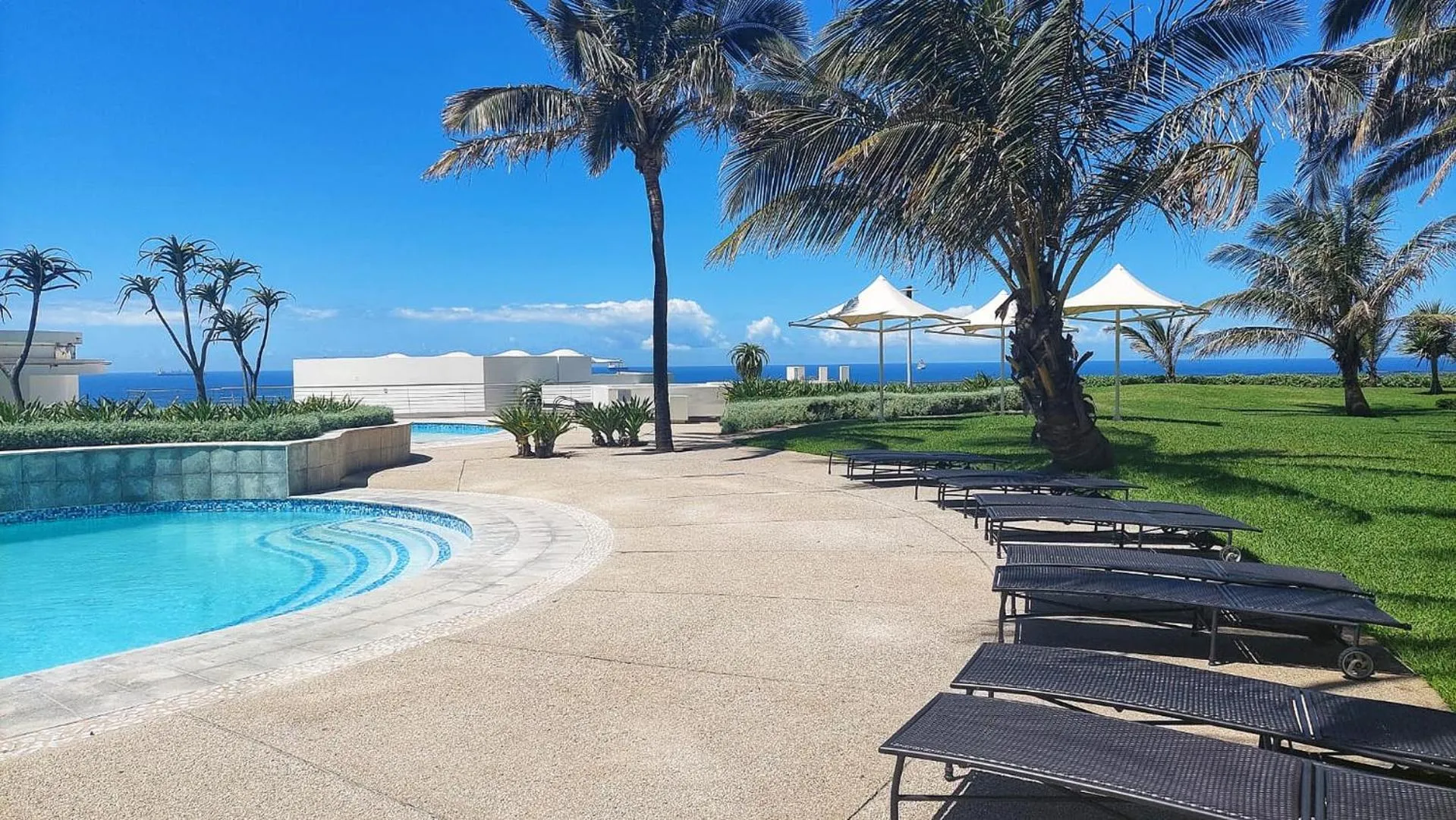 Swimming pool in The Pearls, Apartment Dawn by Top Destinations Rentals