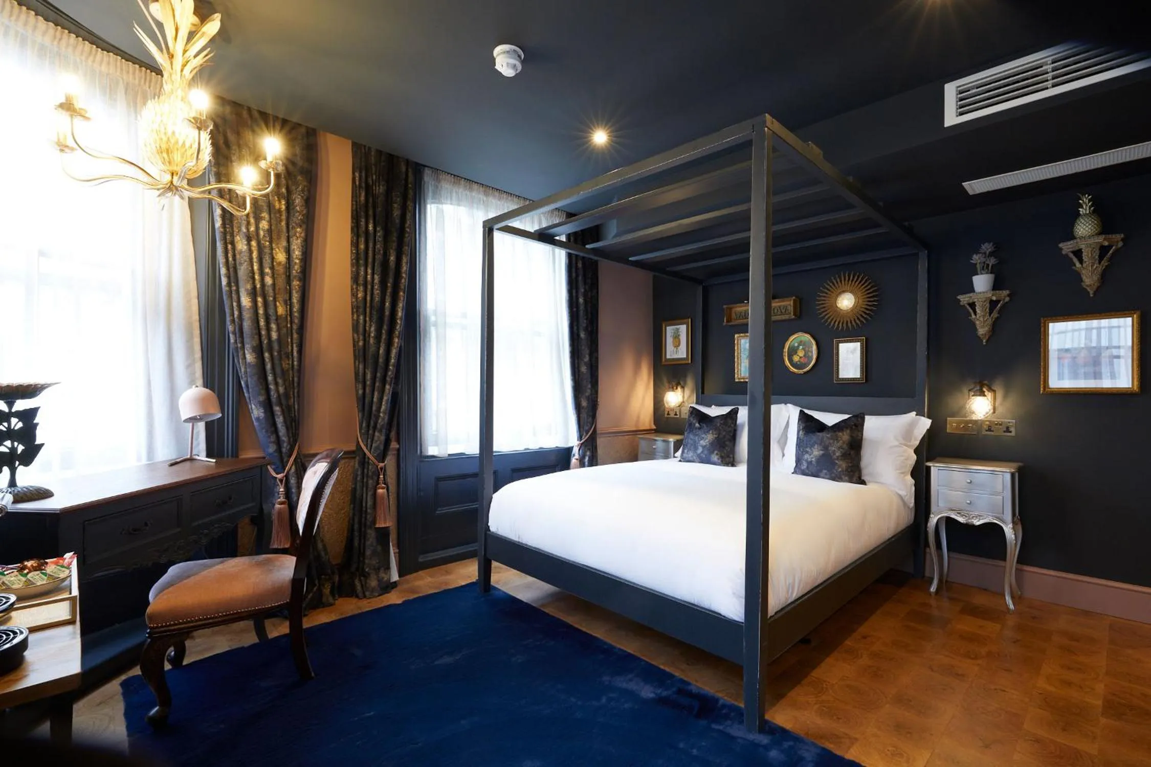 Bed in The Kings Arms Pub & Boutique Rooms