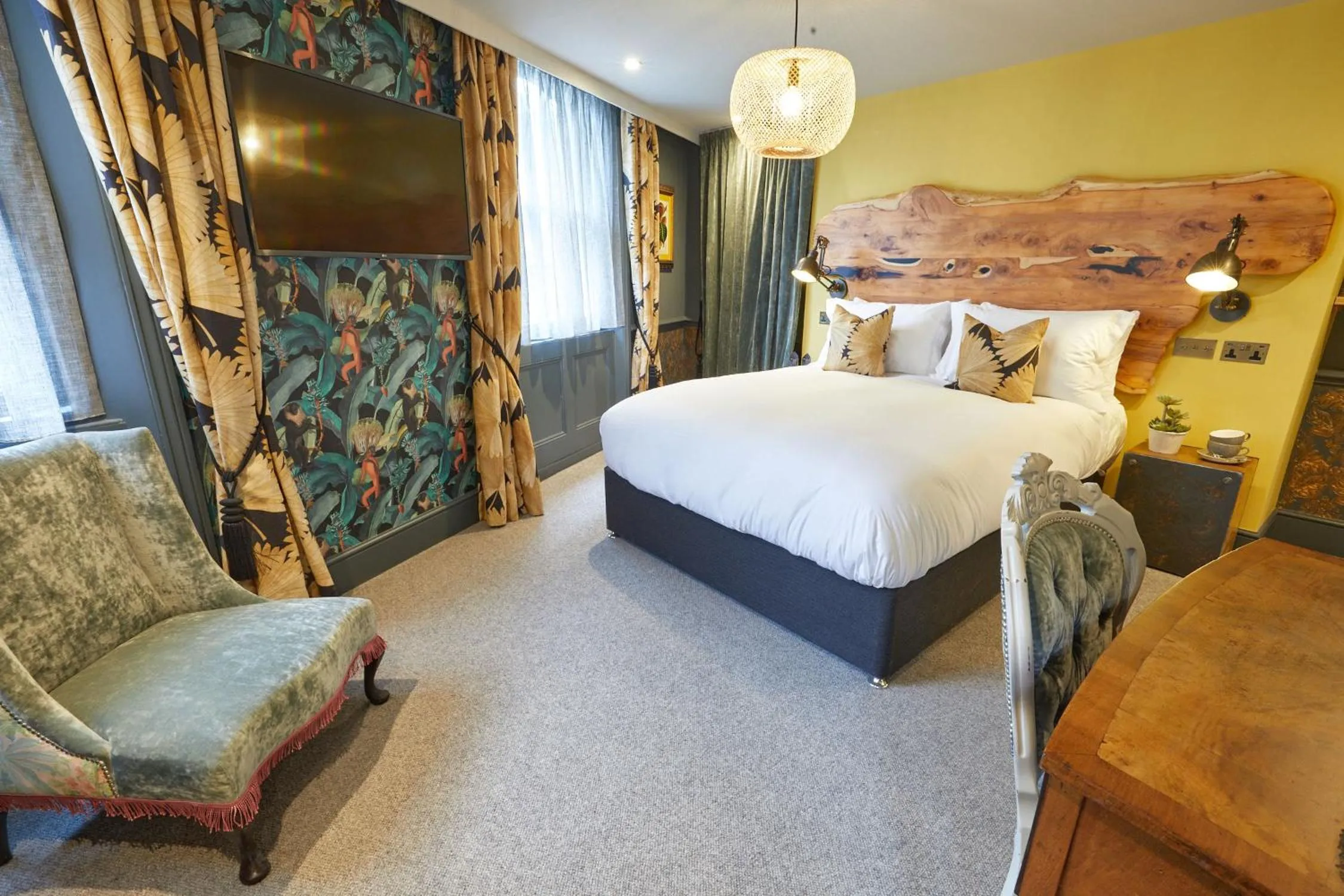 Photo of the whole room, Bed in The Kings Arms Pub & Boutique Rooms