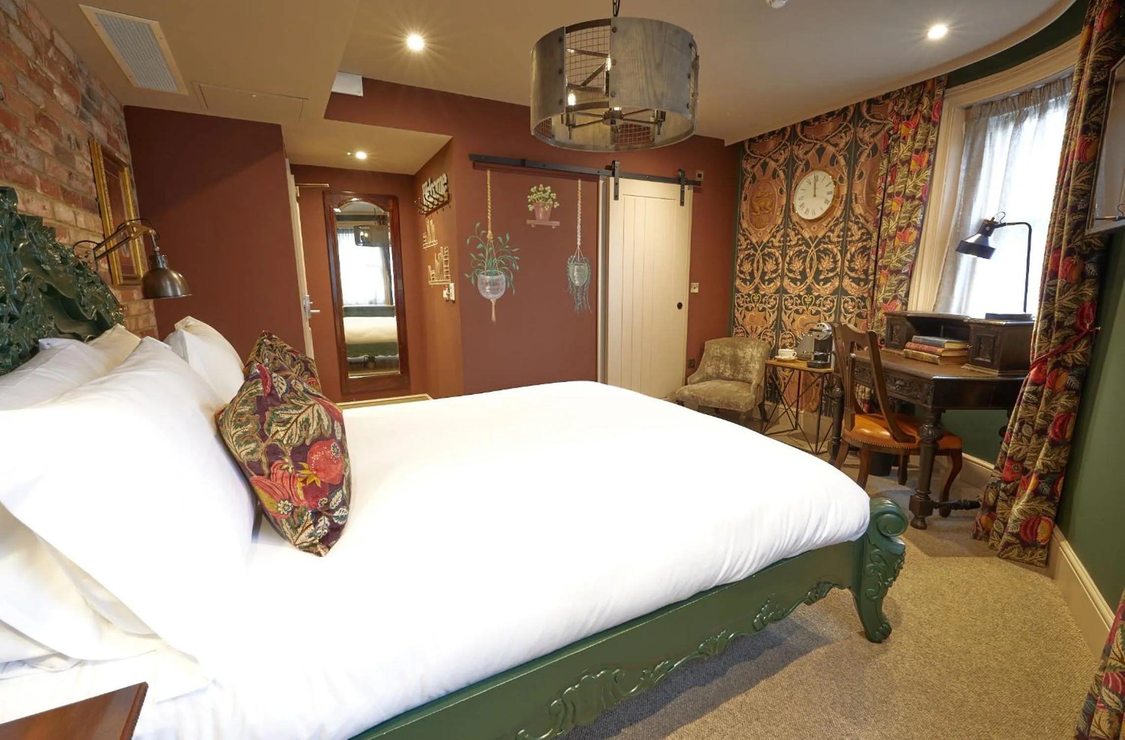 Photo of the whole room, Bed in The Kings Arms Pub & Boutique Rooms