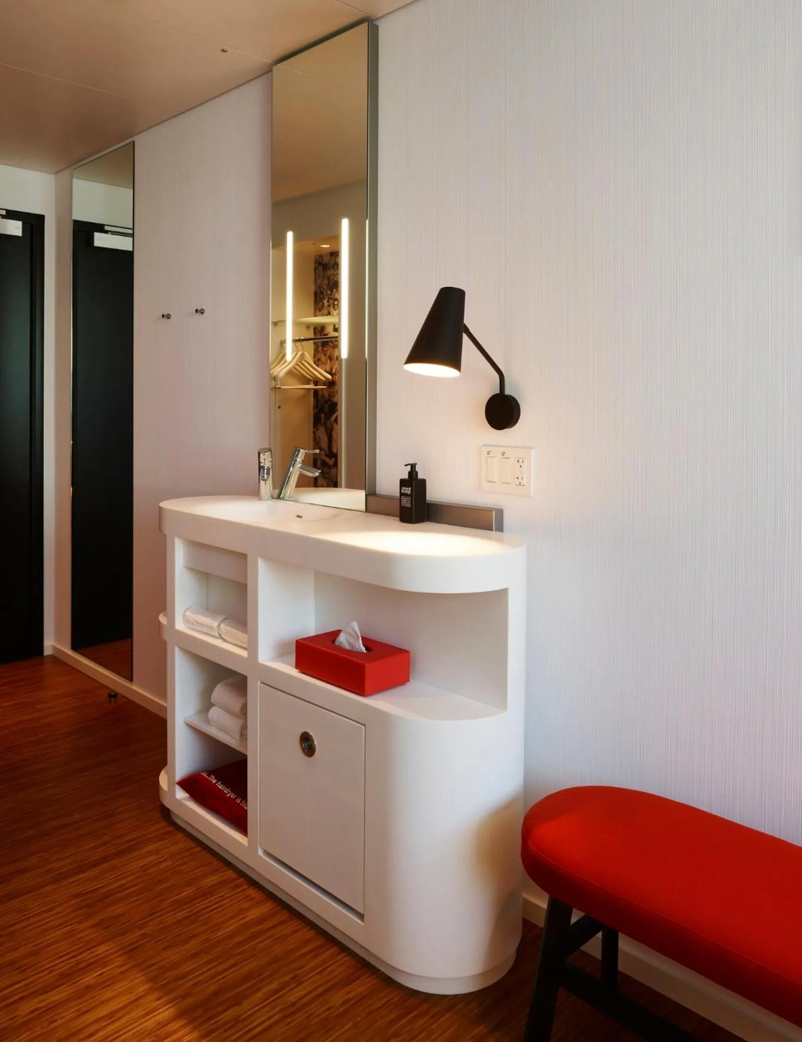 Photo of the whole room in citizenM San Francisco Union Square