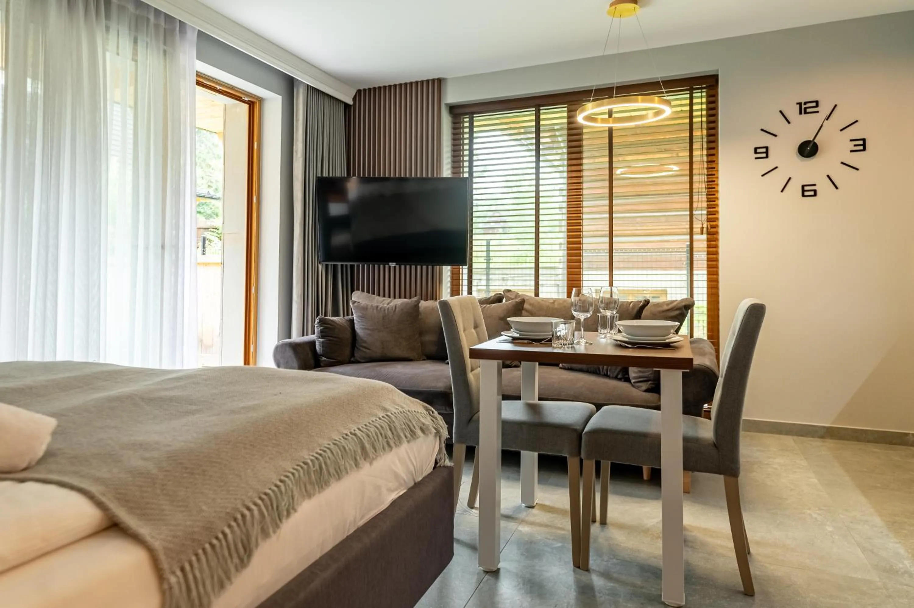 Communal lounge/ TV room, Bed in Tatra Square Apartments