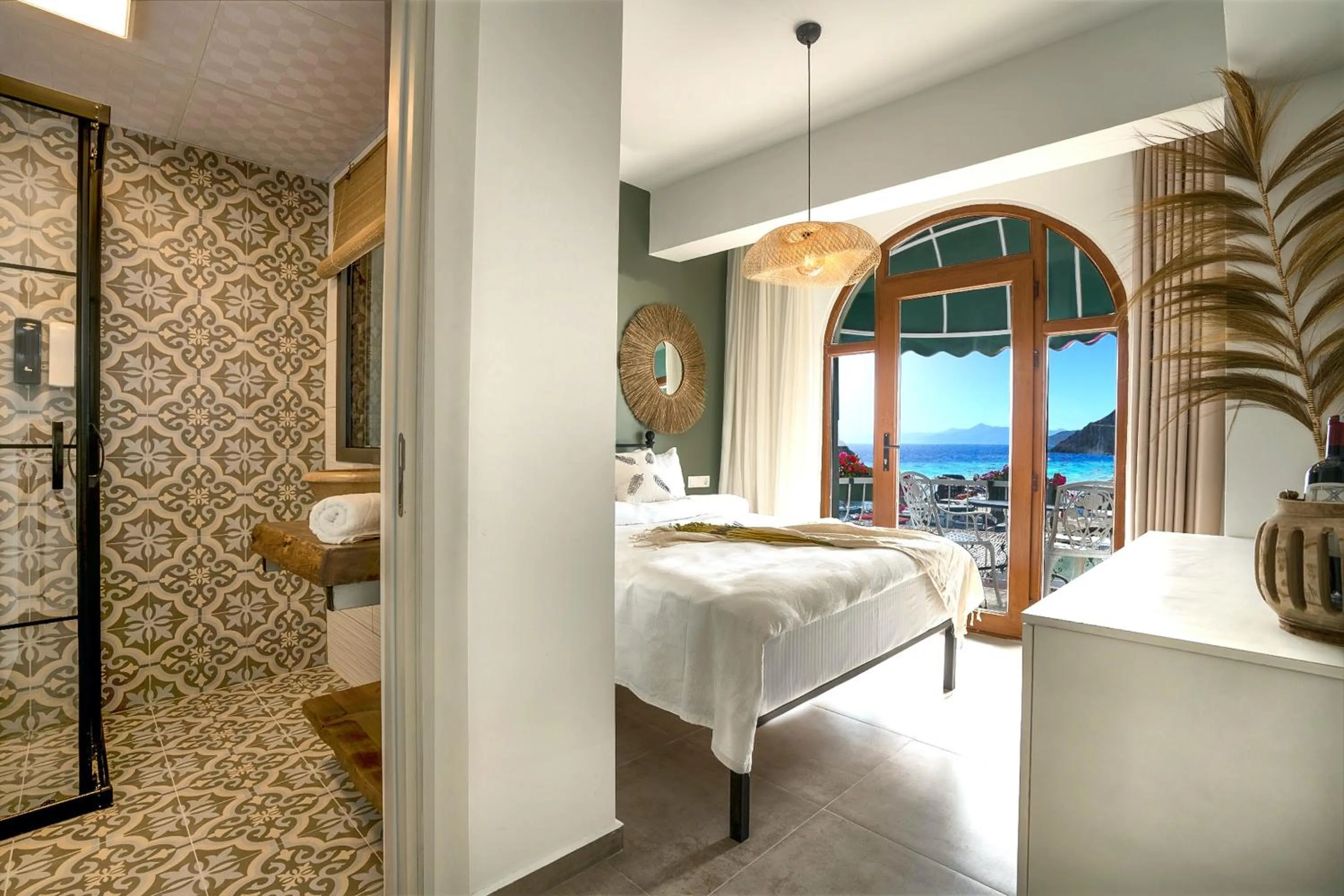 Photo of the whole room, Bed in Liman Hotel Gümüslük - Adult Only