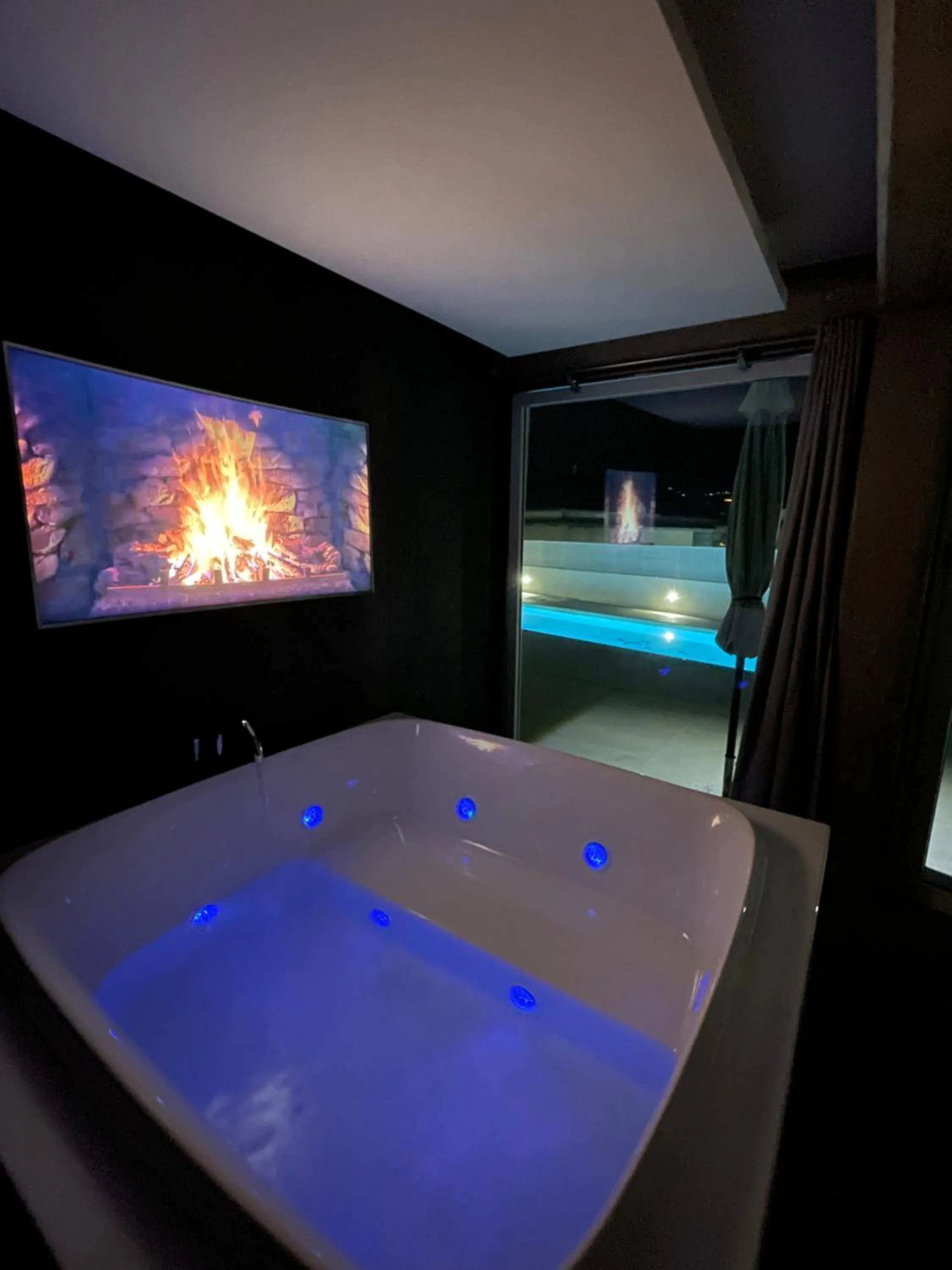 Hot Tub in Tropicana Suite - Adults Only