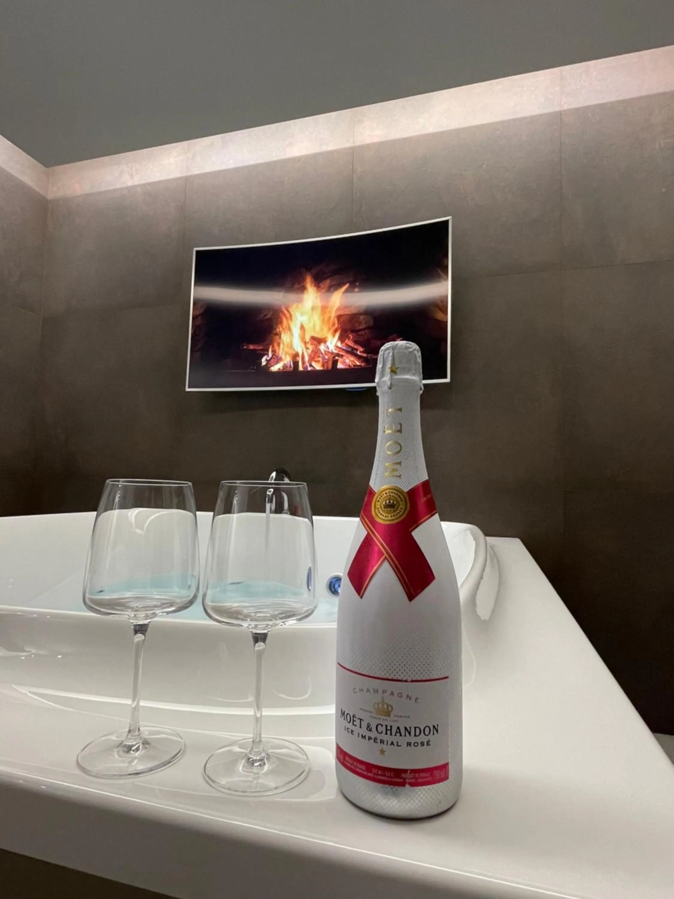 Hot Tub in Tropicana Suite - Adults Only