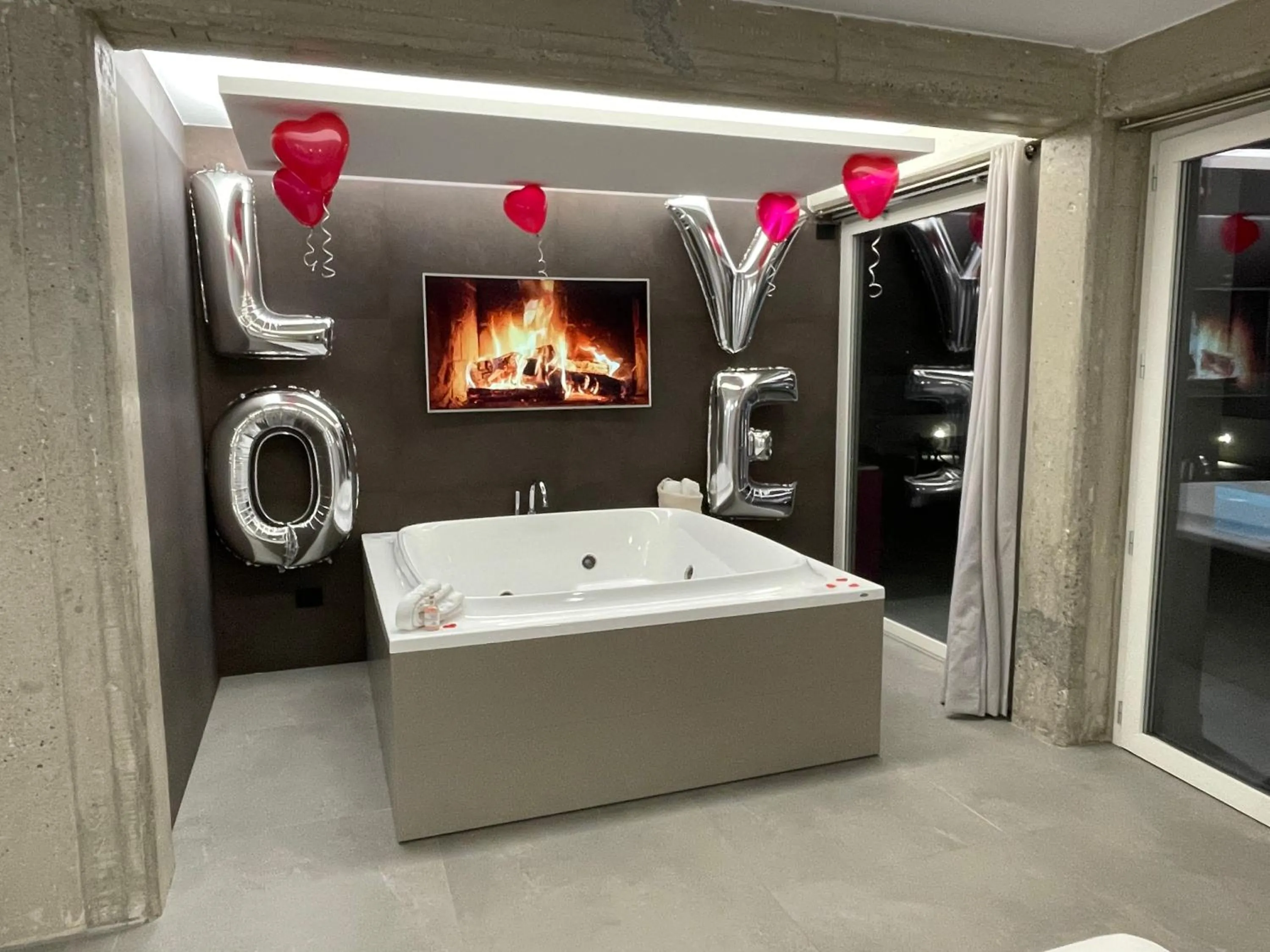 Hot Tub in Tropicana Suite - Adults Only