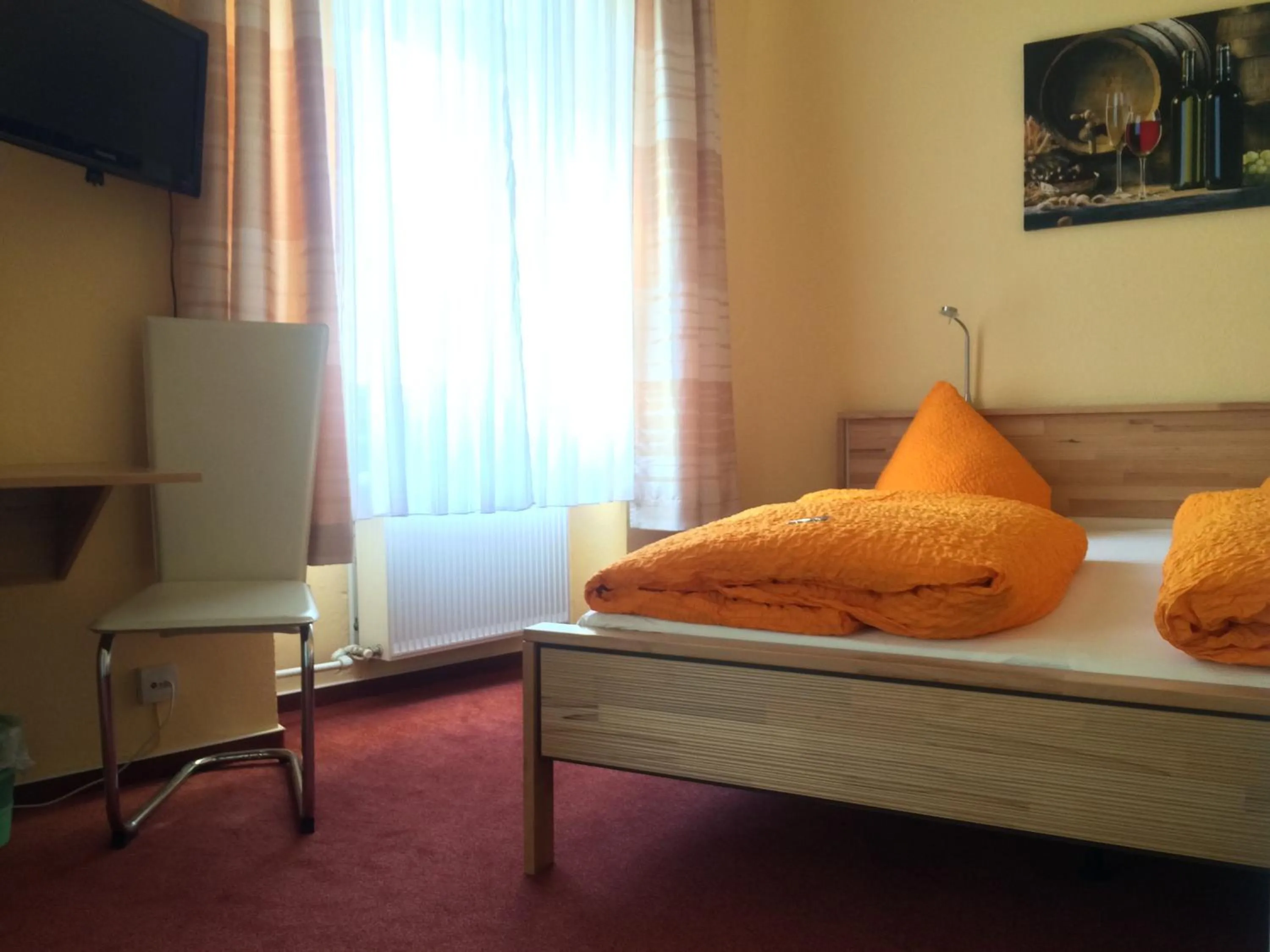 Communal lounge/ TV room, Bed in Hotel Arns