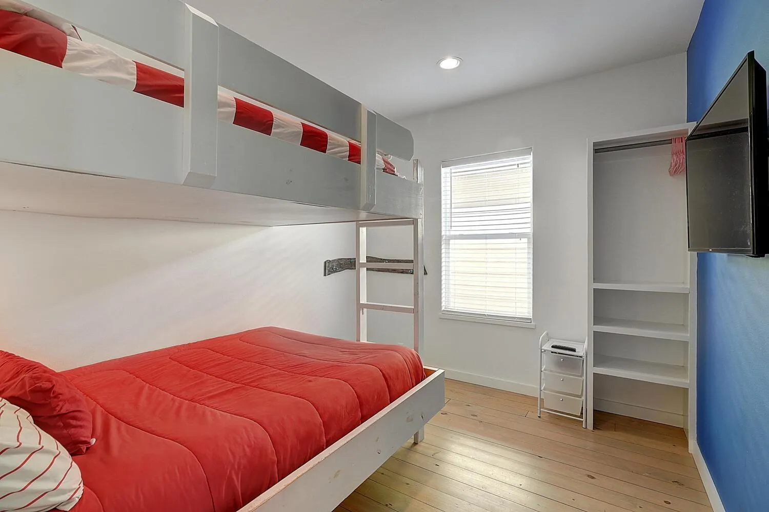 Bedroom, Bed in Cherry on Top OV27